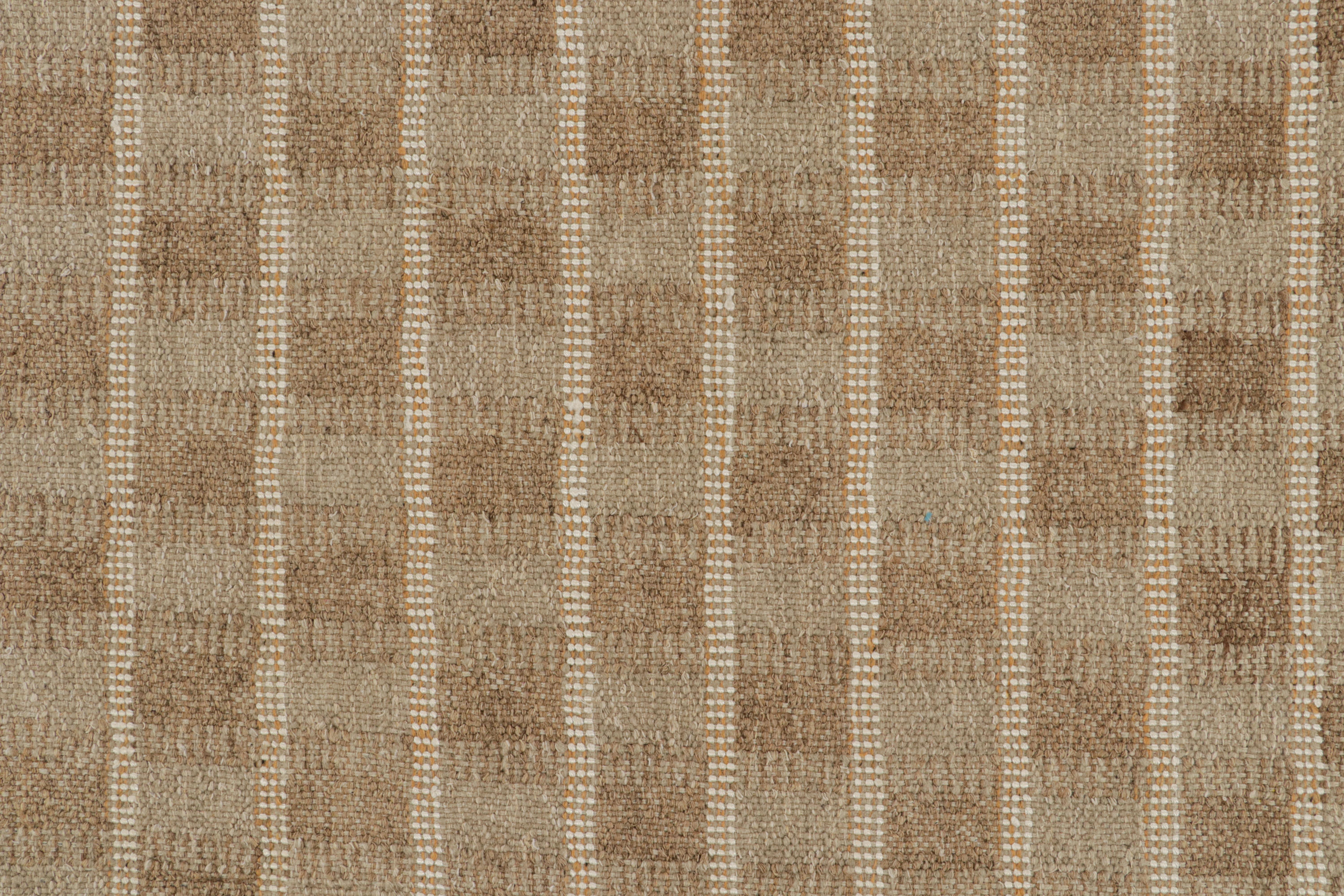 Rug & Kilim: Tappeto trapezoidale personalizzato in stile scandinavo beige-marrone di Rug & Kilim In condizioni Nuovo in vendita a Long Island City, NY