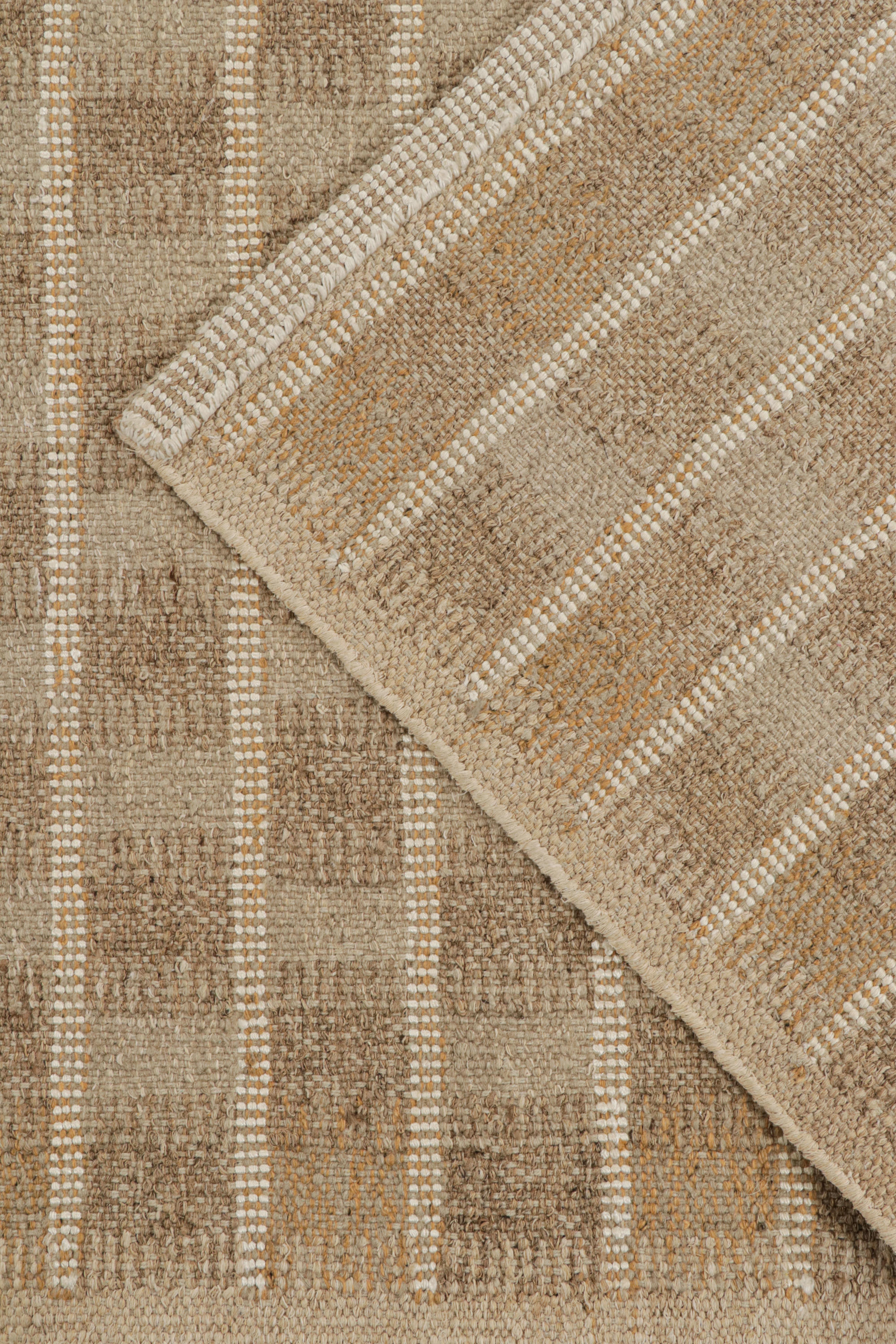 XXI secolo e contemporaneo Rug & Kilim: Tappeto trapezoidale personalizzato in stile scandinavo beige-marrone di Rug & Kilim in vendita