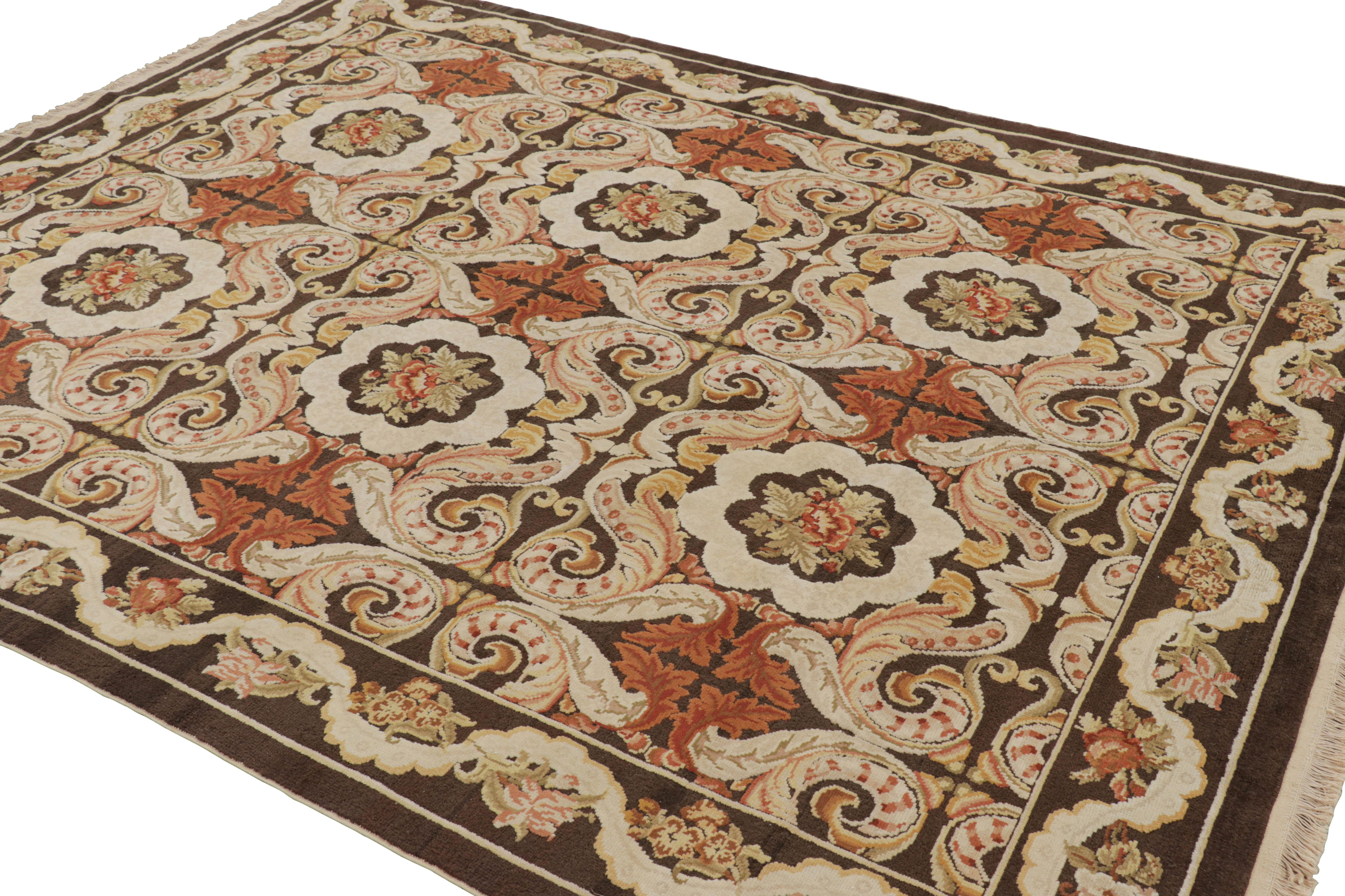 Annodato a mano Rug & Kilim è un tappeto in stile bessarabico in marrone con motivi floreali e medaglioni in vendita