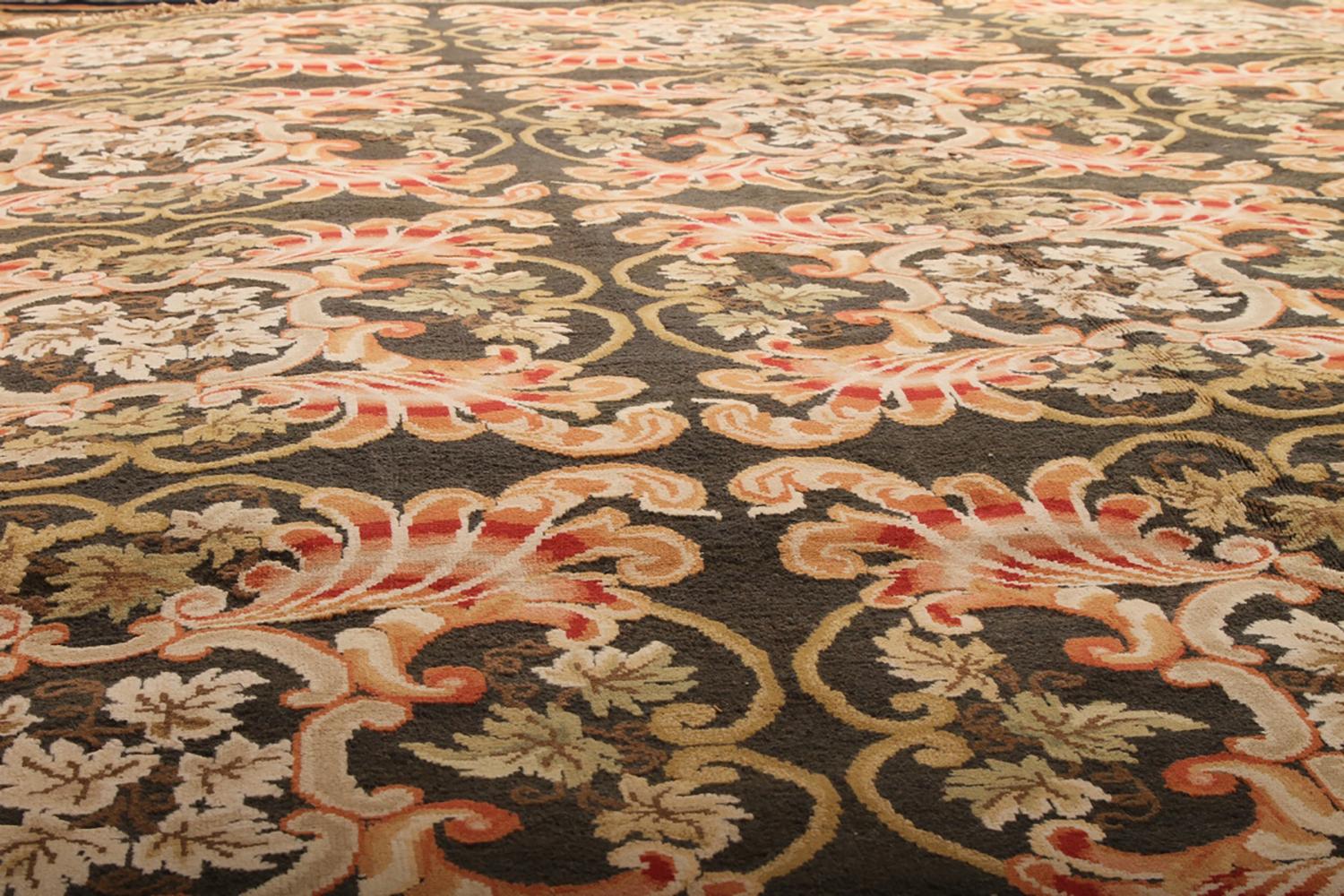 Chinois Rug & Kilim's Bessarabian Traditional Geometric Floral Green Pink and Black Wool (Laine géométrique florale verte, rose et noire) en vente