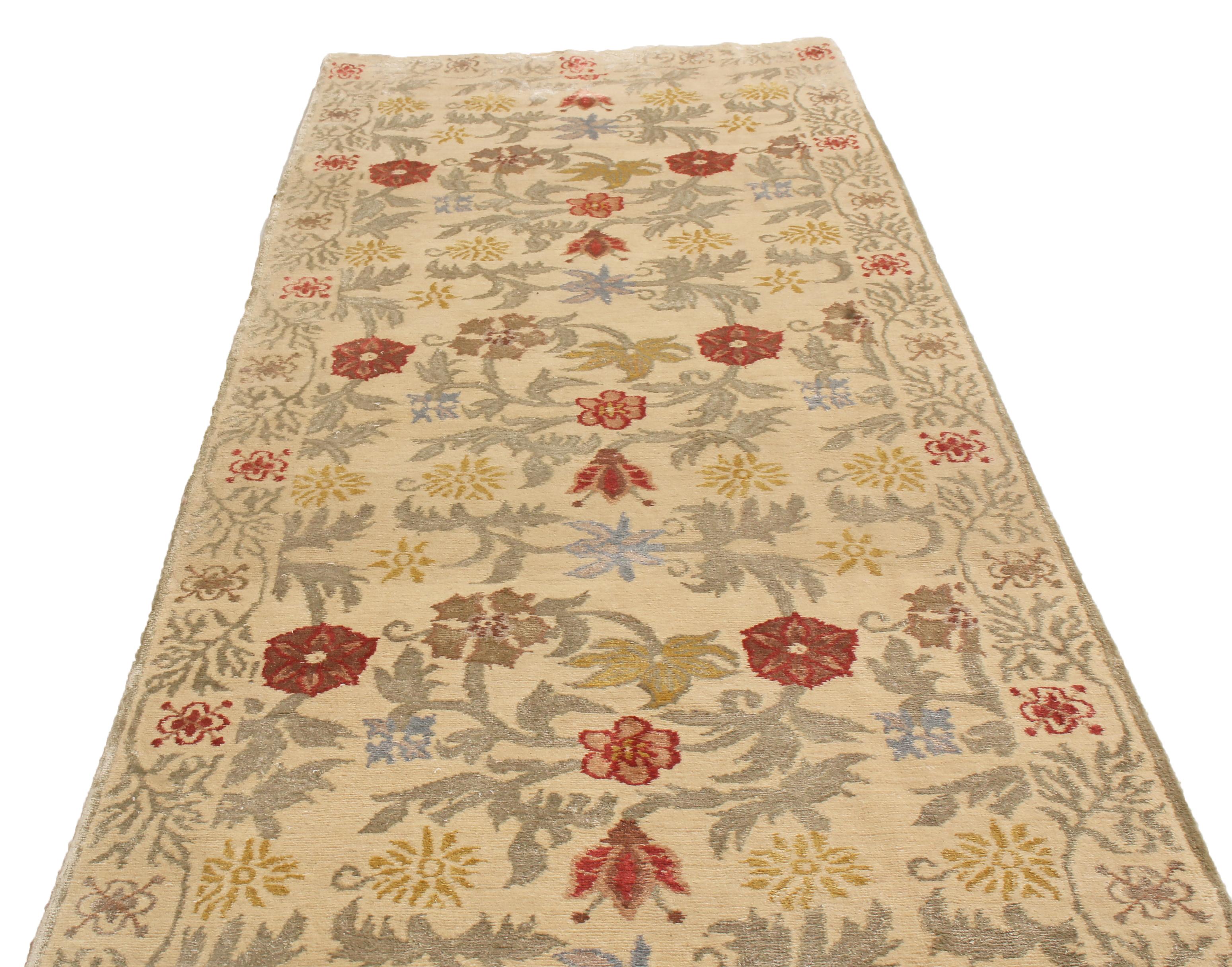 Dieser in Nepal handgeknüpfte Blumenläufer zeigt ein Bilbao-Blumenmuster, das in einer glänzenden Kombination aus Wolle und Seide handgeknüpft ist. Benannt nach der spanischen Stadt, aus der das Muster stammt, wird die Wiederholung des