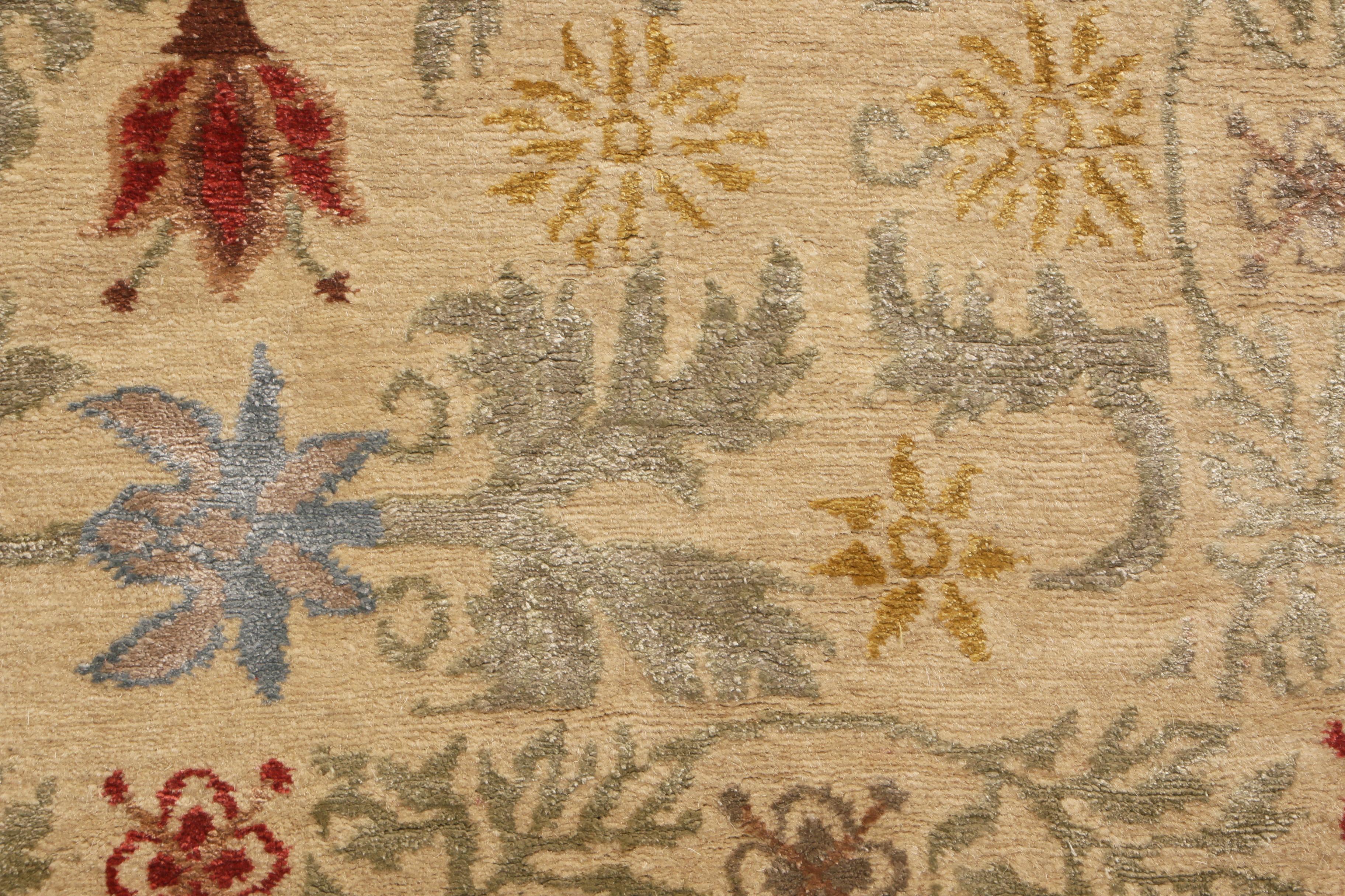 Rug & Kilim's Bilbao Spanish Design Beige Floral Wool-Silk Runner im Zustand „Neu“ im Angebot in Long Island City, NY