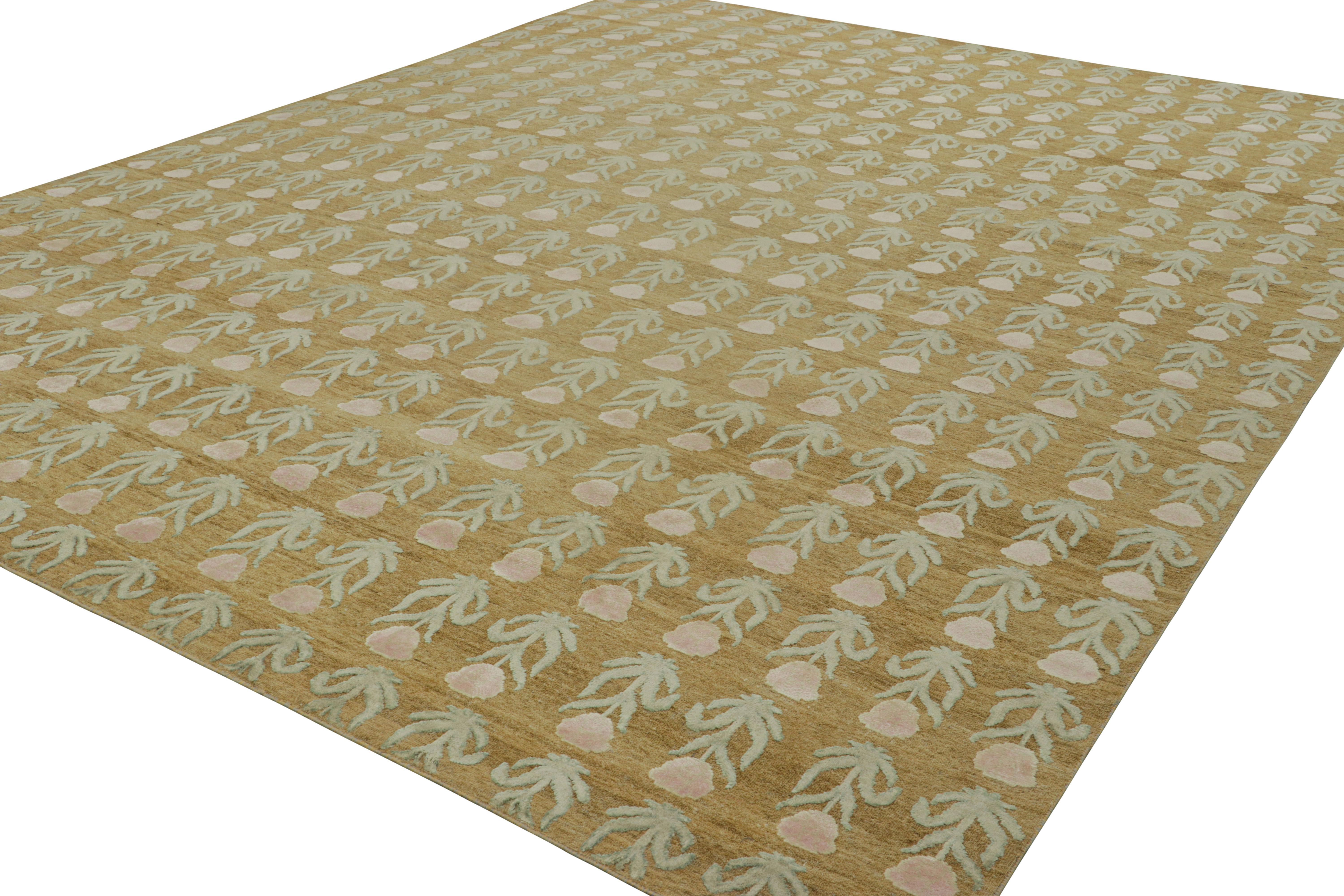 Moderno Rug & Kilim è un tappeto personalizzato con stampa a blocchi, color oro e fiori rosa e verdi. in vendita