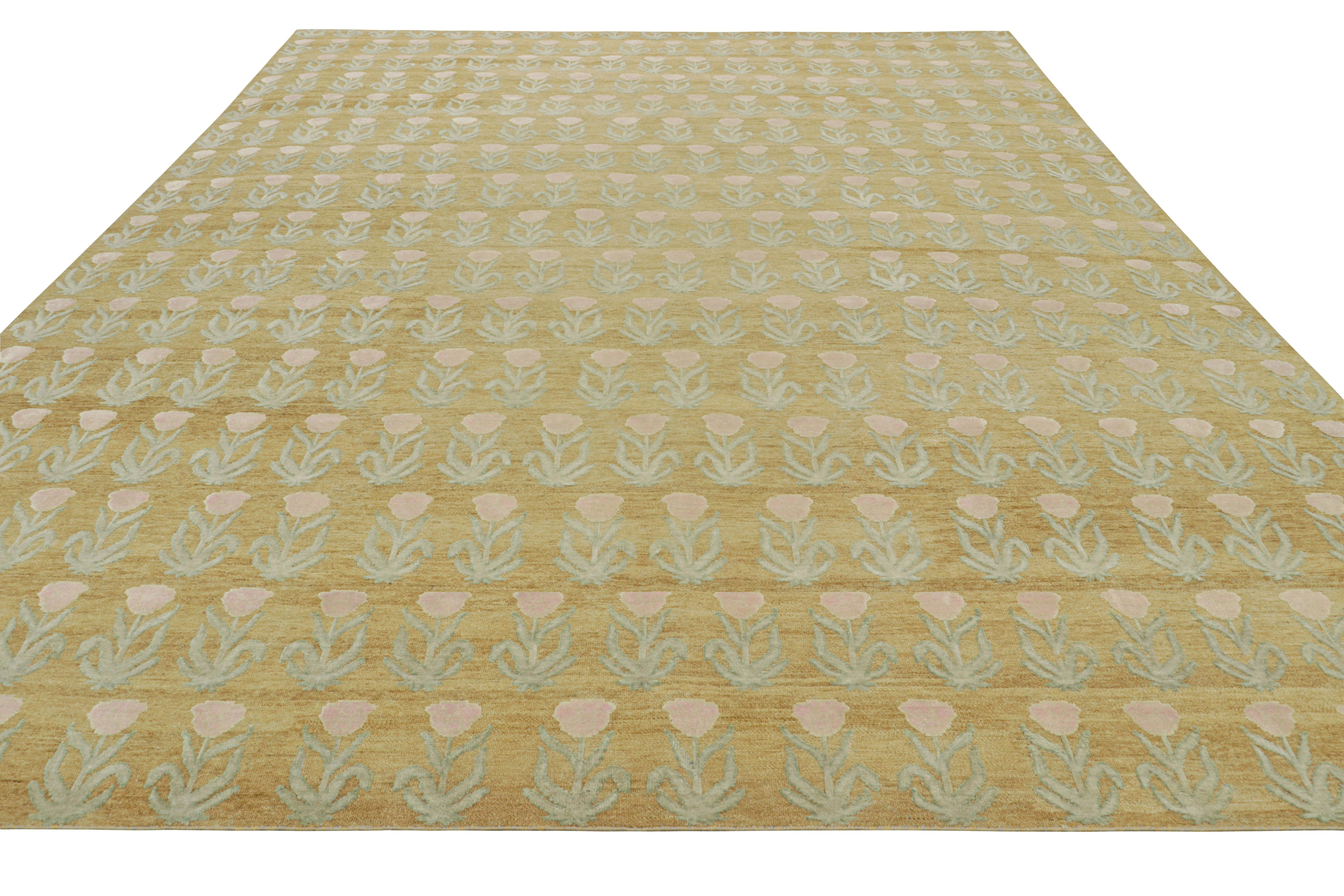 Indiano Rug & Kilim è un tappeto personalizzato con stampa a blocchi, color oro e fiori rosa e verdi. in vendita