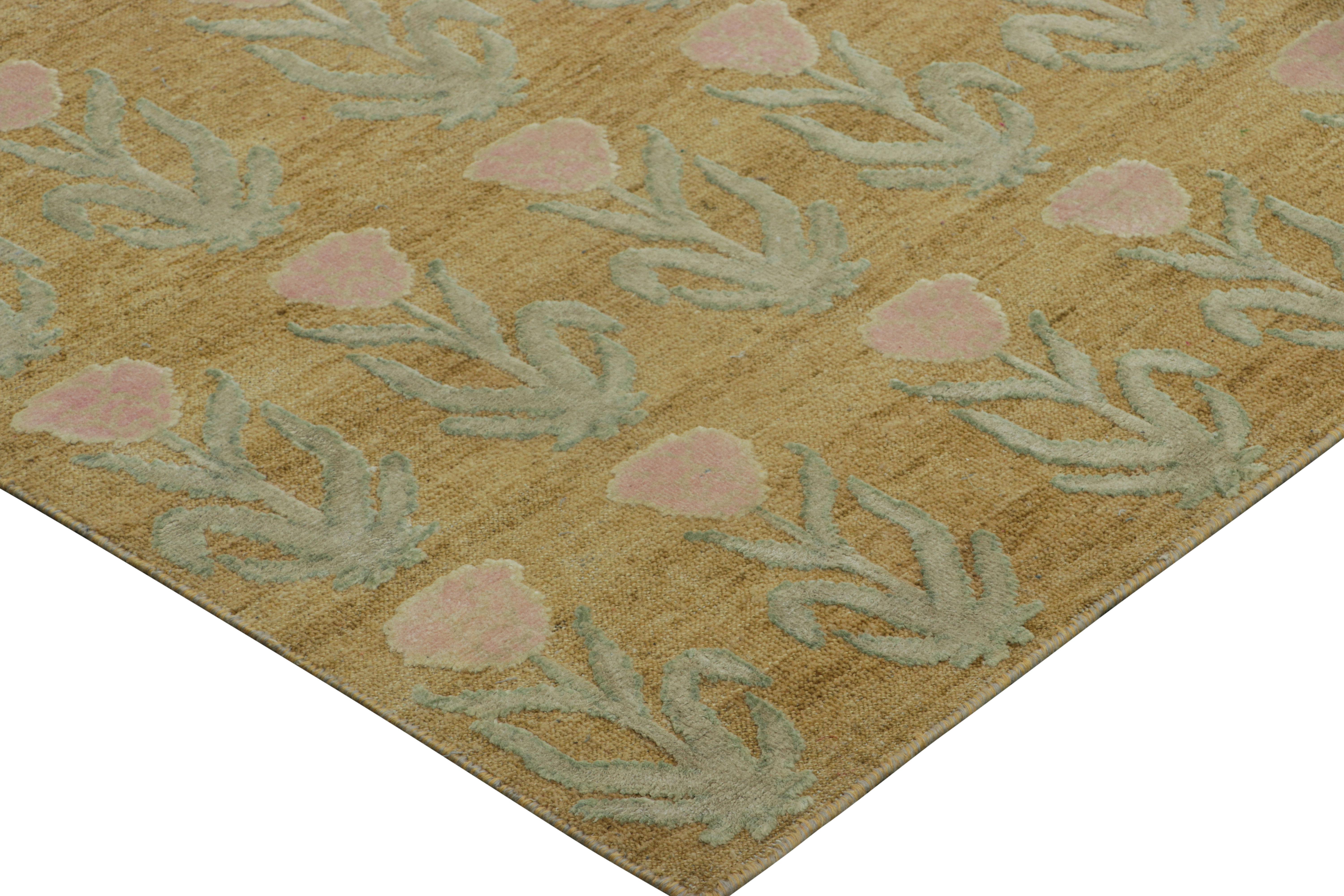 Annodato a mano Rug & Kilim è un tappeto personalizzato con stampa a blocchi, color oro e fiori rosa e verdi. in vendita