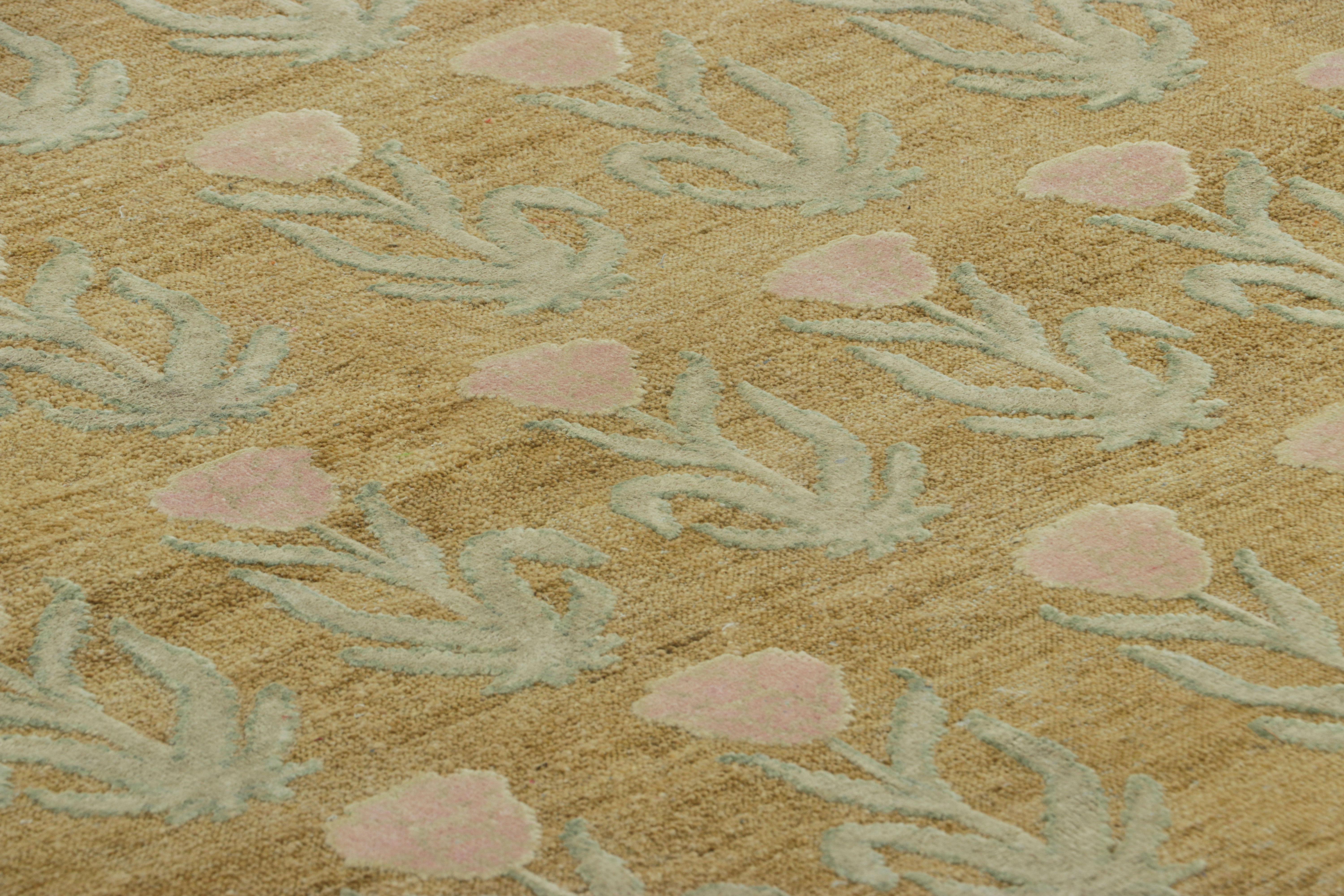 Rug & Kilim è un tappeto personalizzato con stampa a blocchi, color oro e fiori rosa e verdi. In condizioni Nuovo in vendita a Long Island City, NY