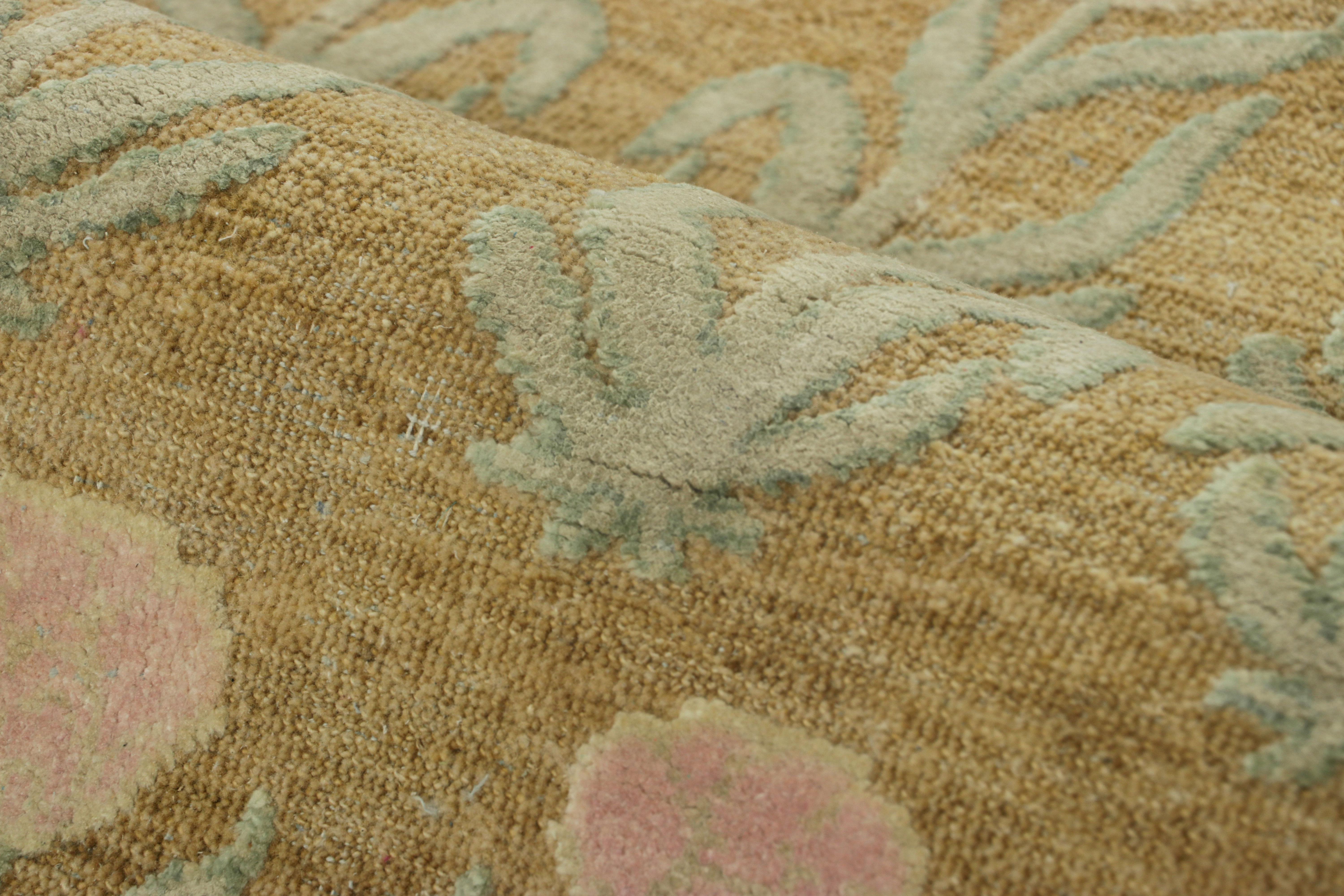 XXI secolo e contemporaneo Rug & Kilim è un tappeto personalizzato con stampa a blocchi, color oro e fiori rosa e verdi. in vendita