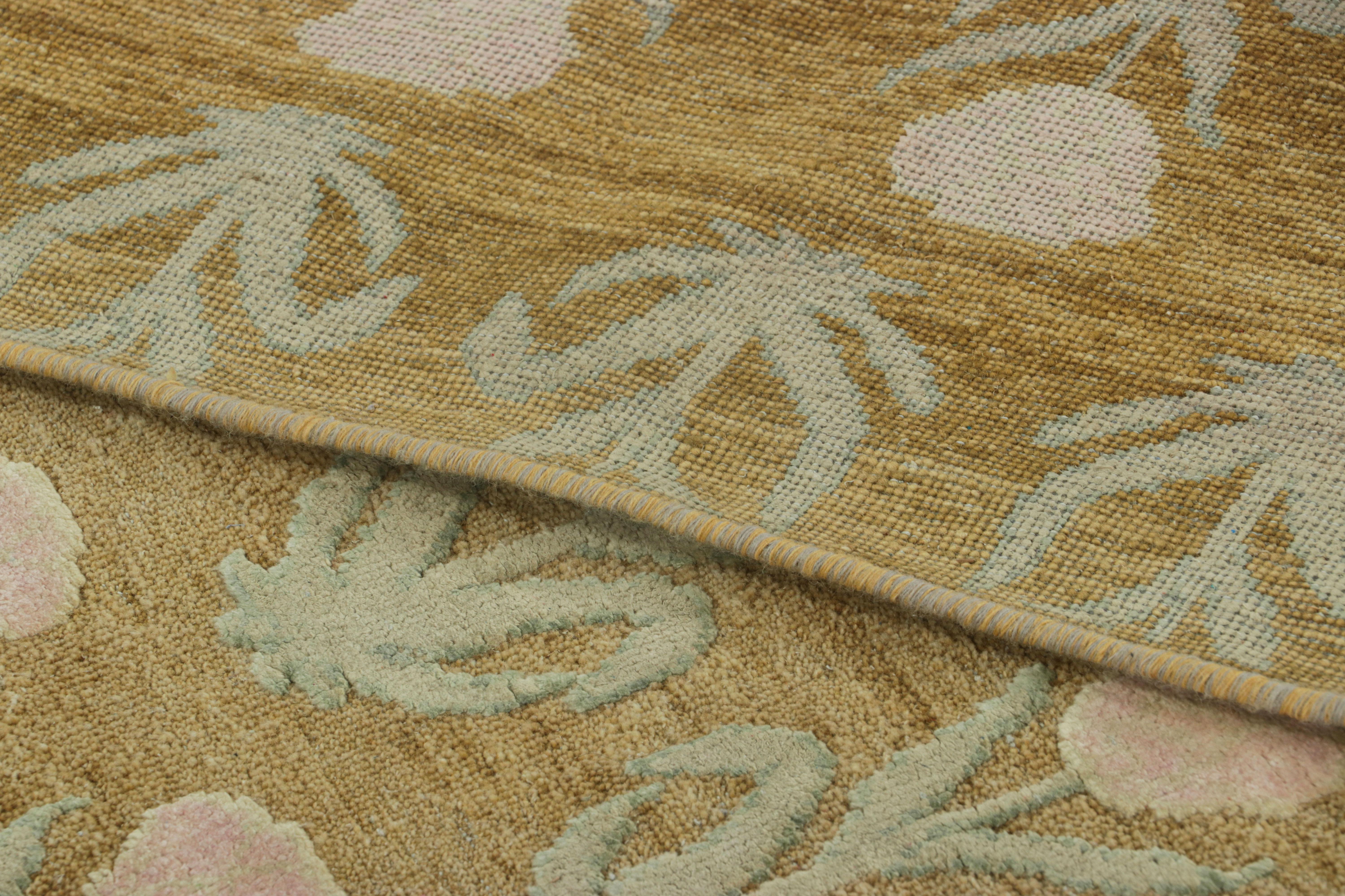 Lana Rug & Kilim è un tappeto personalizzato con stampa a blocchi, color oro e fiori rosa e verdi. in vendita