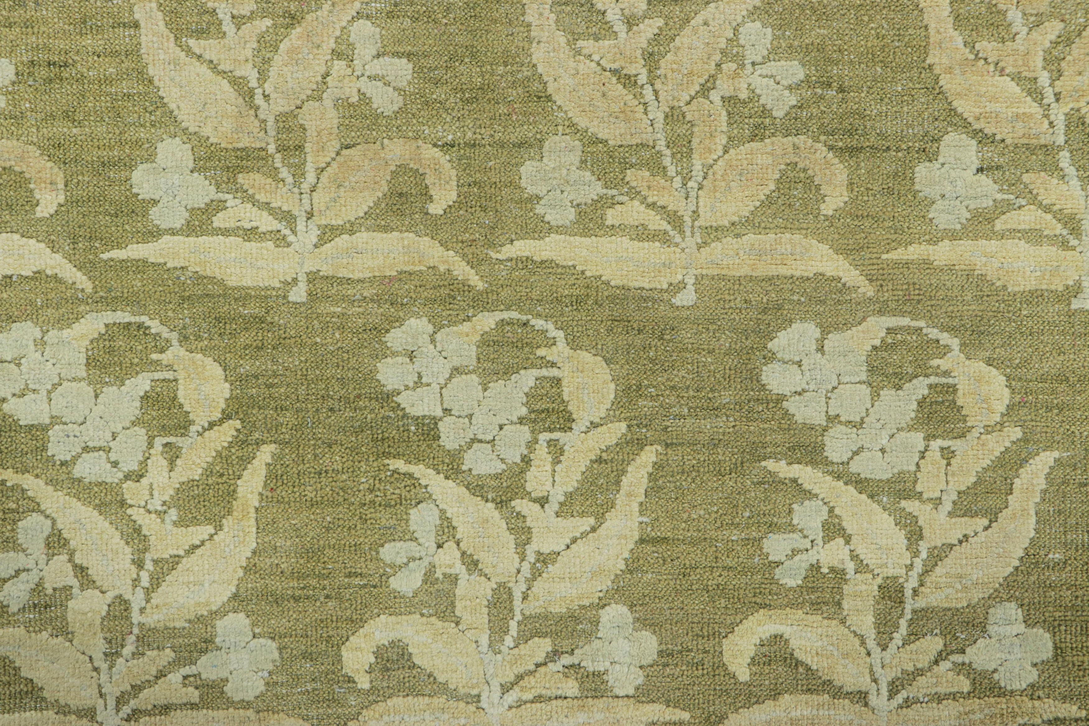 Moderno Rug & Kilim è un tappeto personalizzato con stampa a blocchi di colore verde e motivi floreali color crema. in vendita