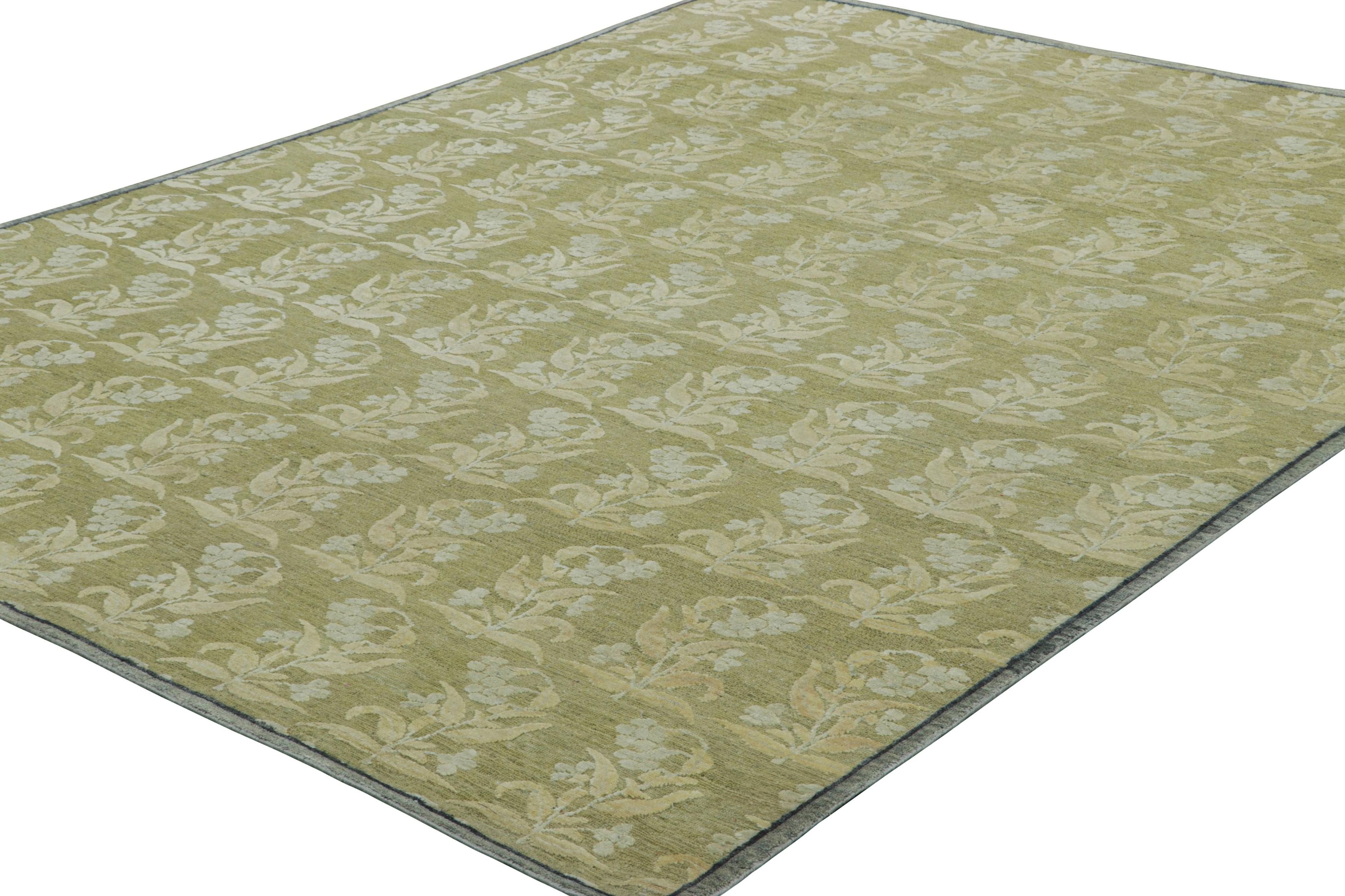 Indiano Rug & Kilim è un tappeto personalizzato con stampa a blocchi di colore verde e motivi floreali color crema. in vendita