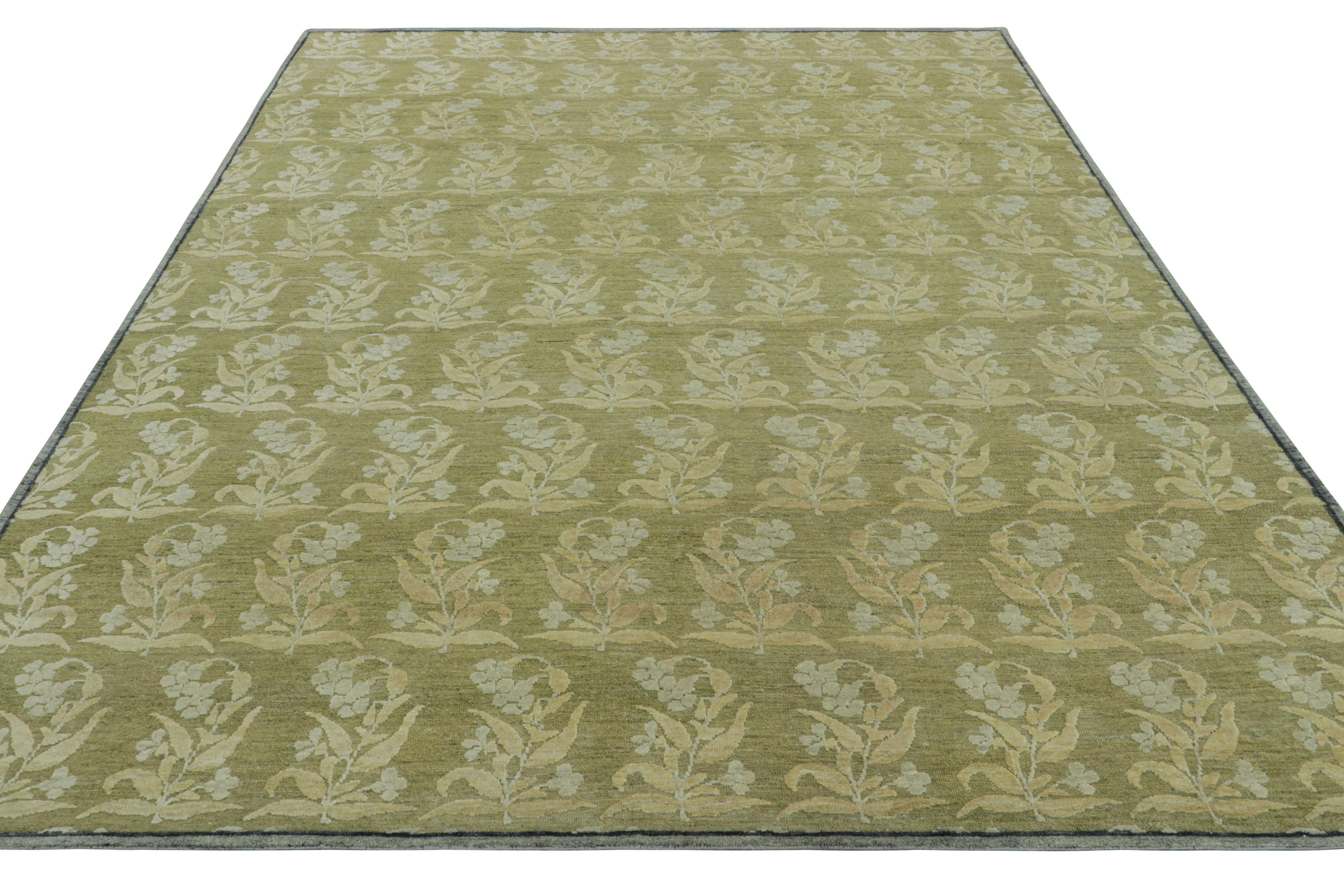 Annodato a mano Rug & Kilim è un tappeto personalizzato con stampa a blocchi di colore verde e motivi floreali color crema. in vendita