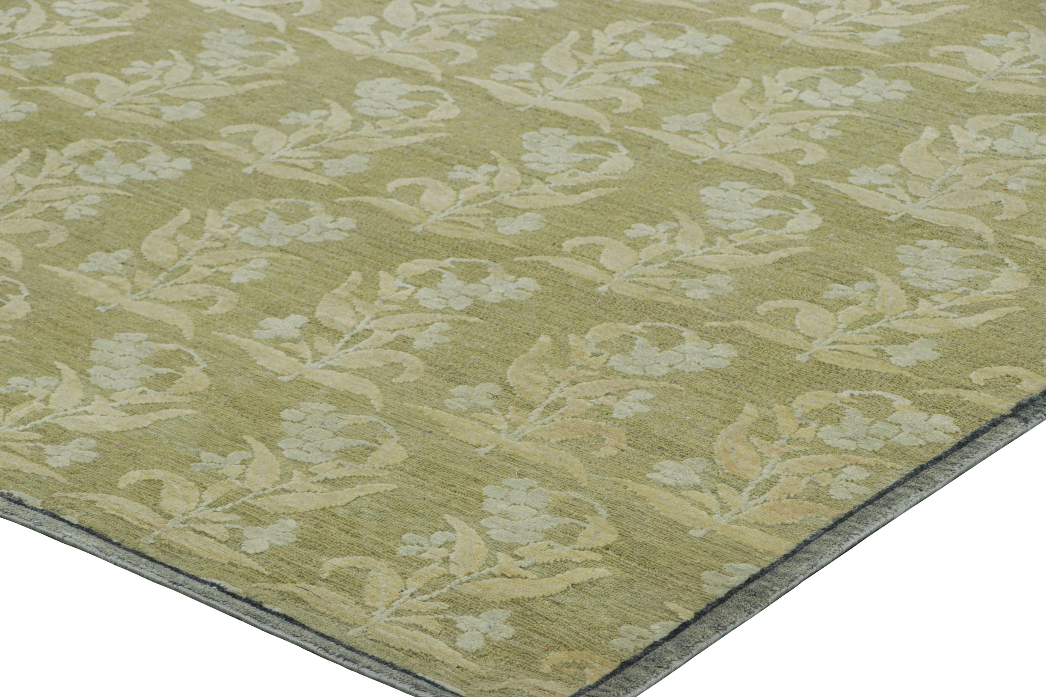 Rug & Kilim è un tappeto personalizzato con stampa a blocchi di colore verde e motivi floreali color crema. In condizioni Nuovo in vendita a Long Island City, NY
