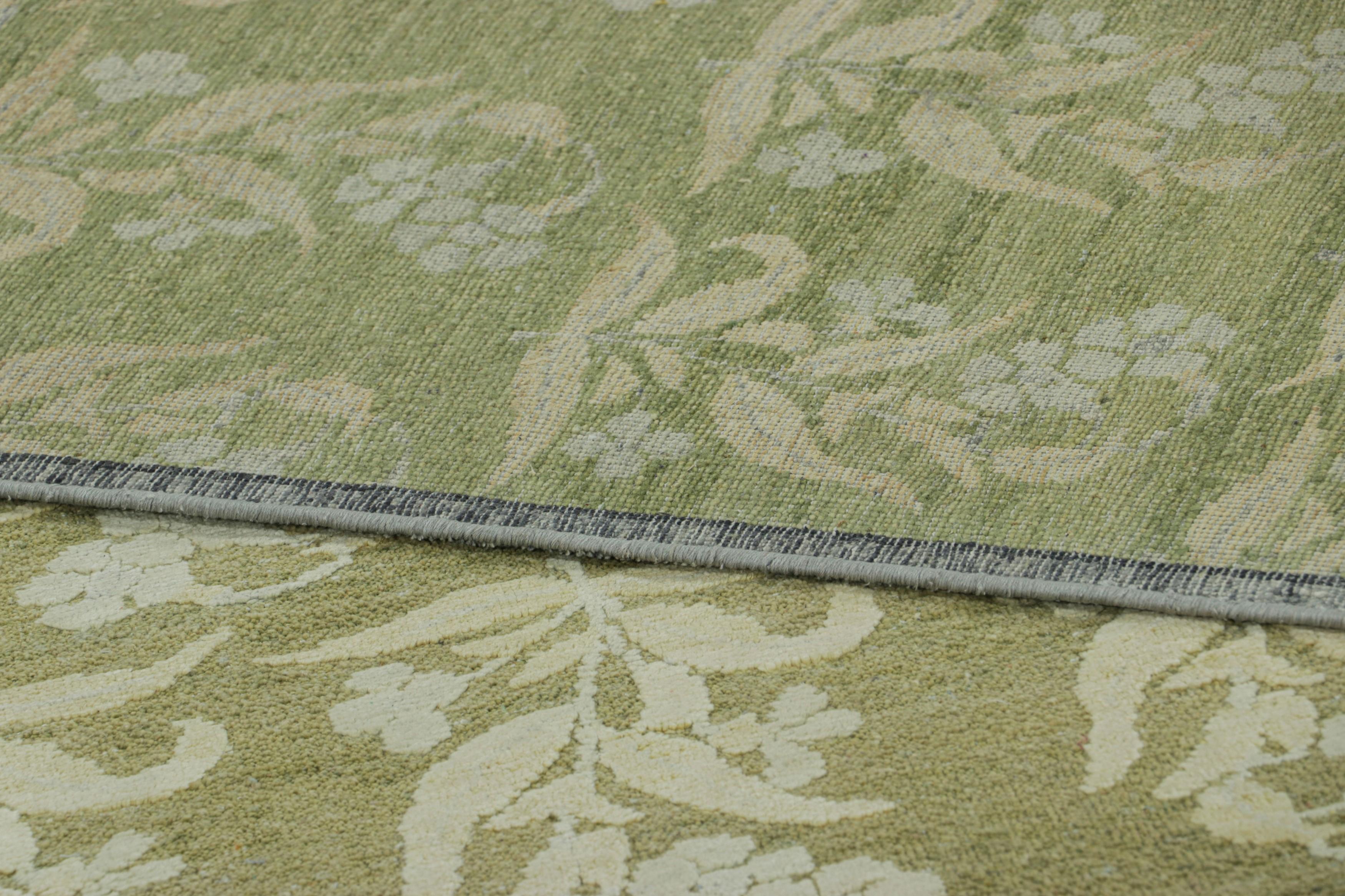 XXI secolo e contemporaneo Rug & Kilim è un tappeto personalizzato con stampa a blocchi di colore verde e motivi floreali color crema. in vendita