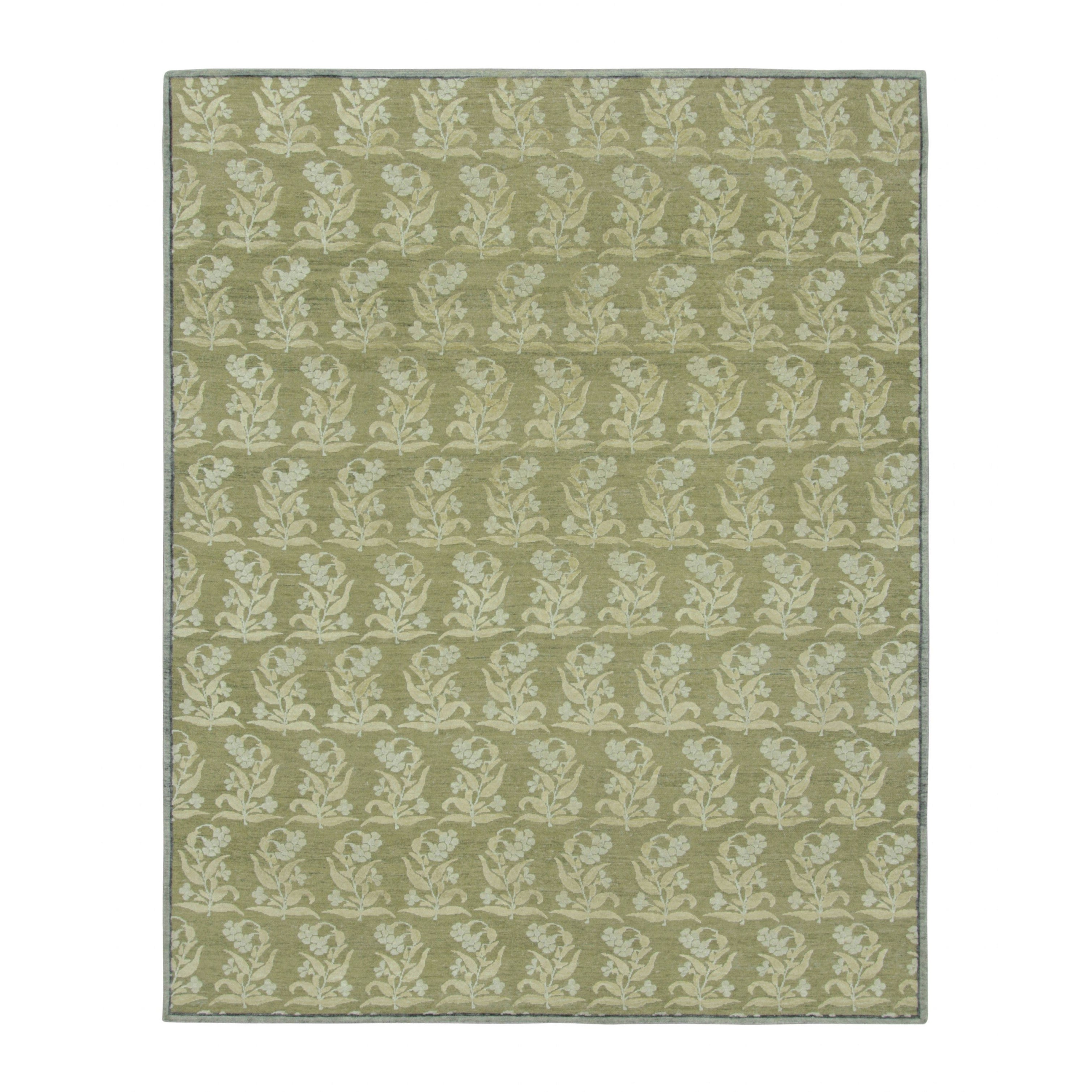 Rug & Kilim è un tappeto personalizzato con stampa a blocchi di colore verde e motivi floreali color crema.