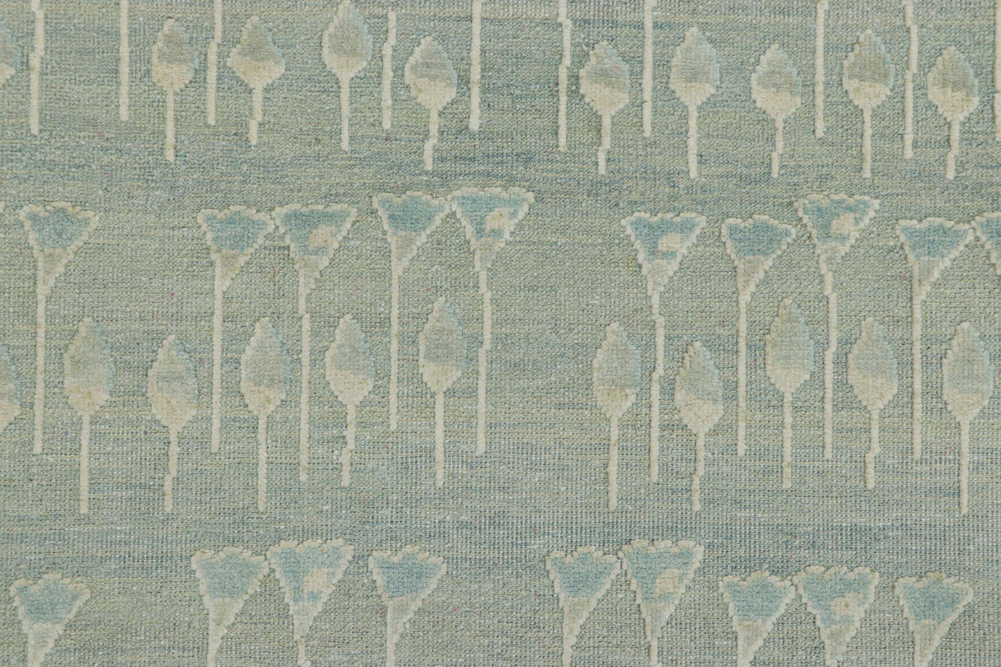 Moderne Rug & Kilim's Block Print Custom Rug Design with Blue and Green Floral Patterns (Motifs floraux bleus et verts) en vente