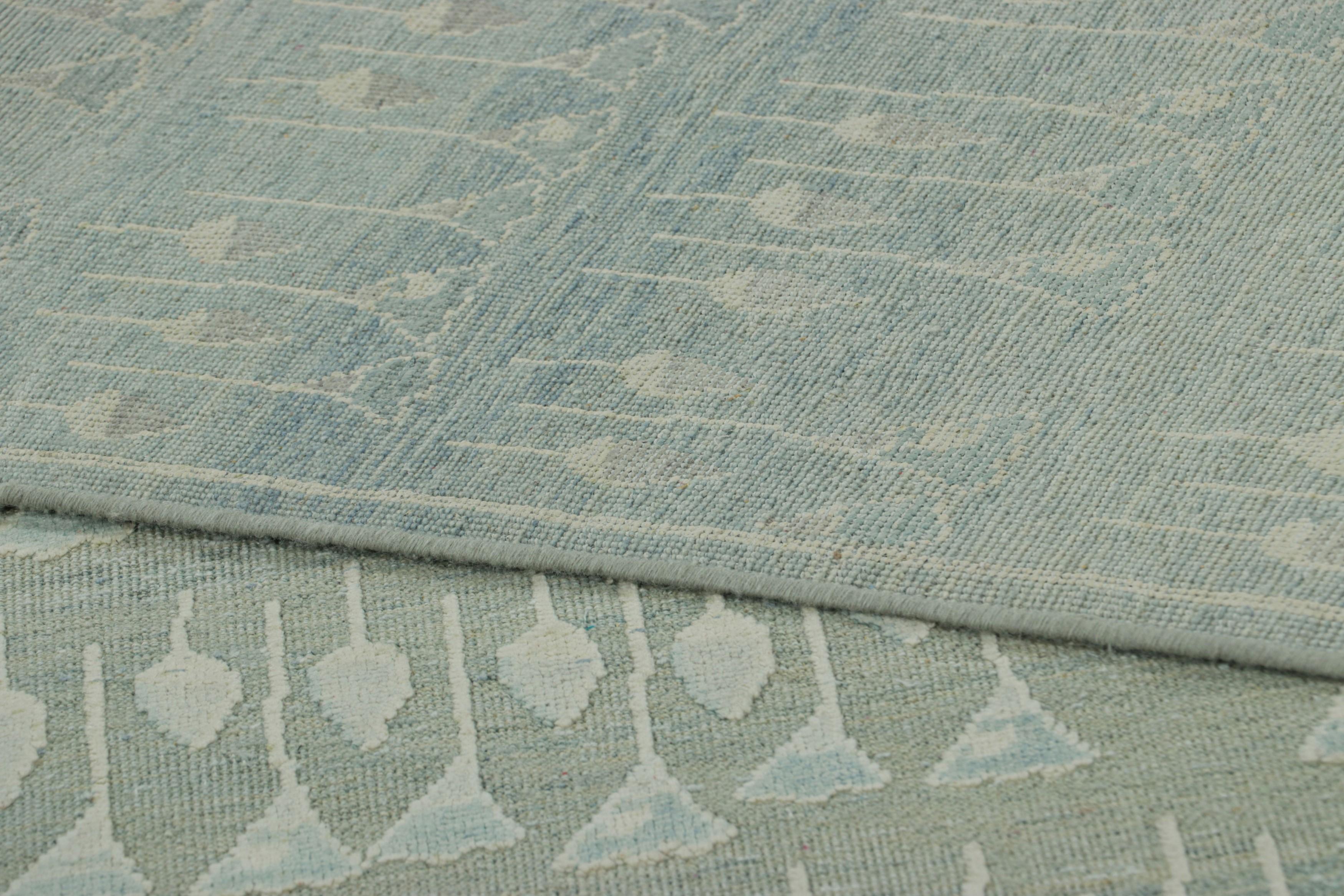 XXIe siècle et contemporain Rug & Kilim's Block Print Custom Rug Design with Blue and Green Floral Patterns (Motifs floraux bleus et verts) en vente