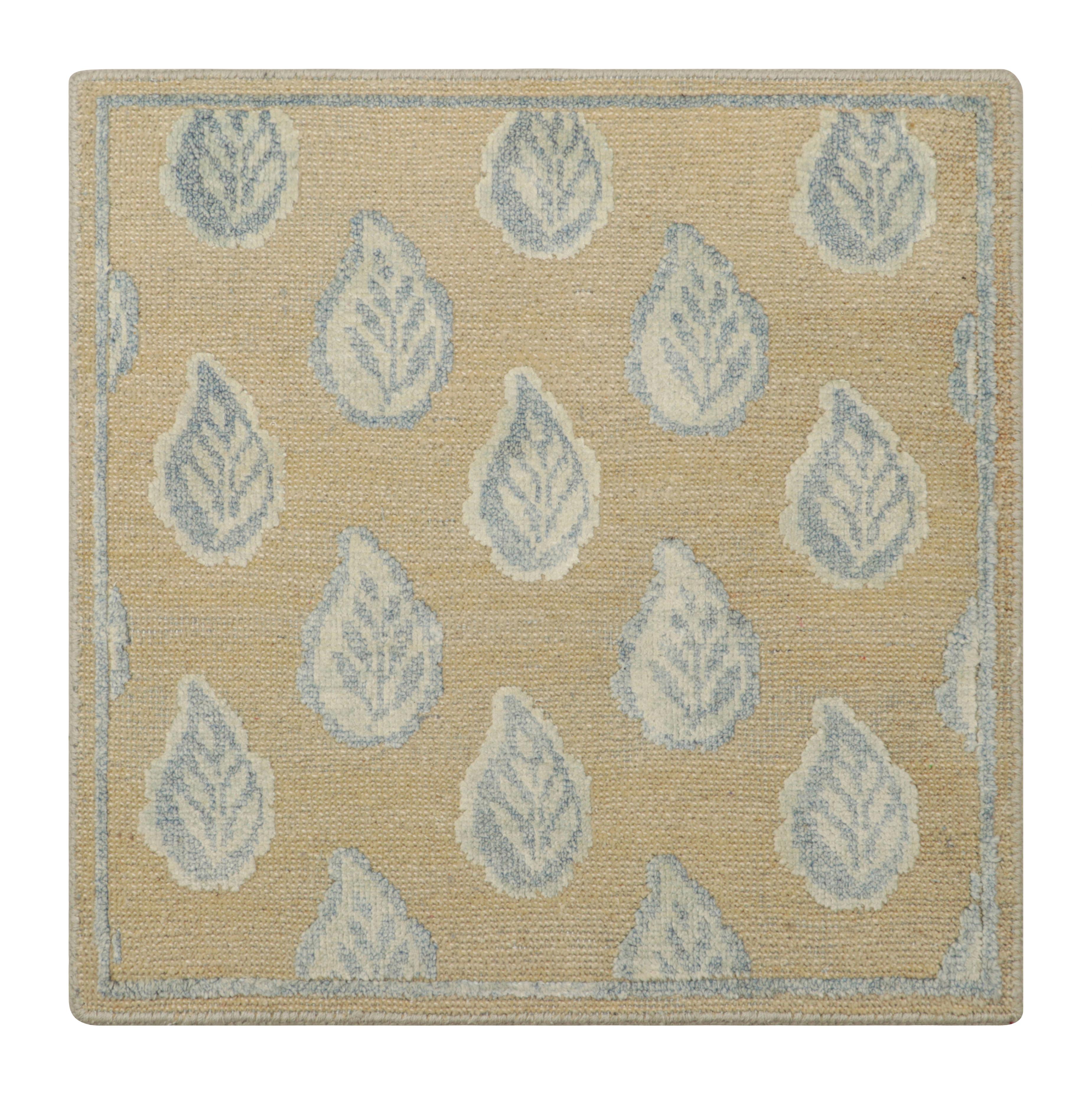 Rug & Kilim's Block Print Custom Rug Sample, Beige mit blauen Blumenmustern (Handgeknüpft) im Angebot