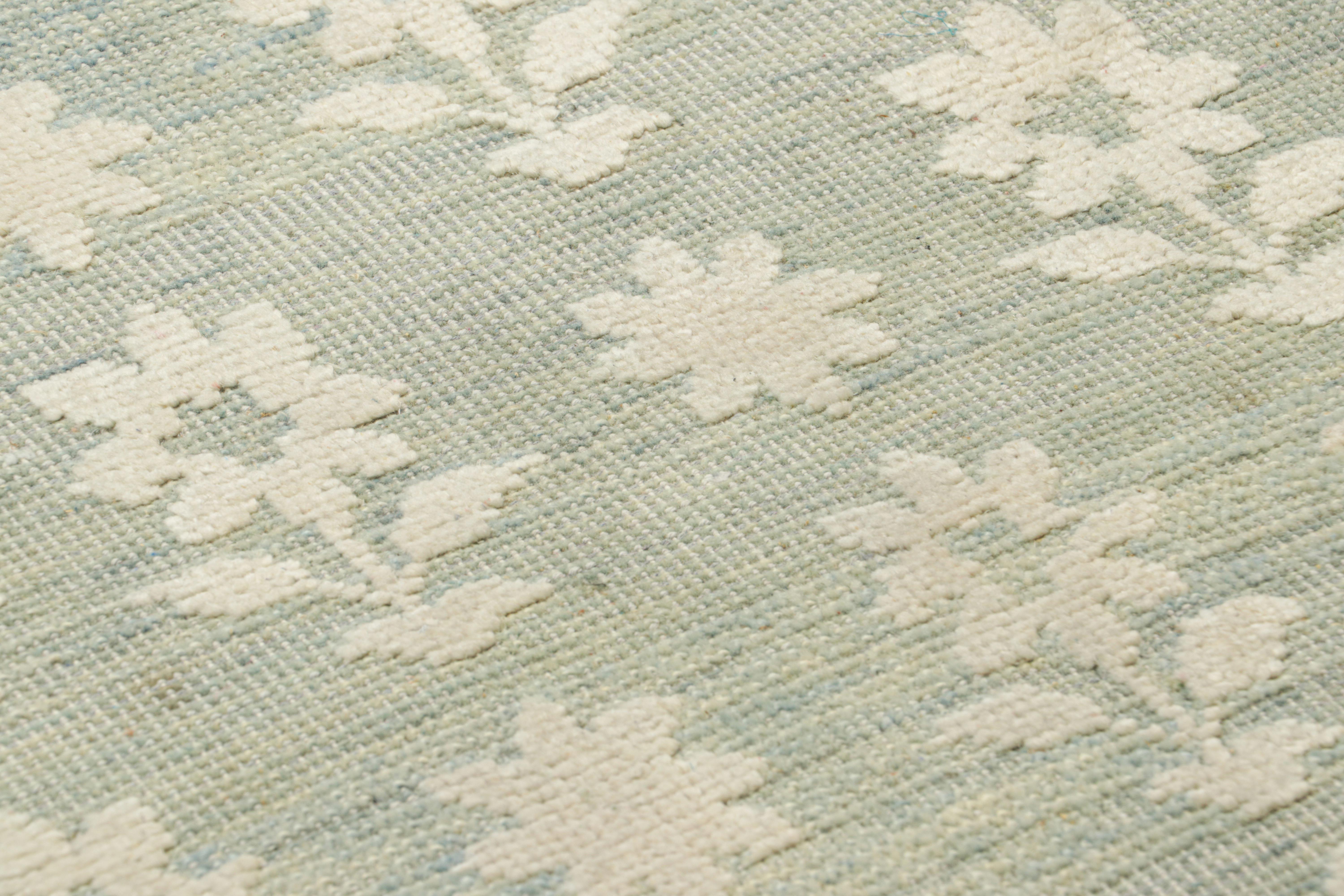 Rug & Kilim's Block Print Custom Rug Sample, Blau mit cremefarbenen Blumenmustern (Indisch) im Angebot