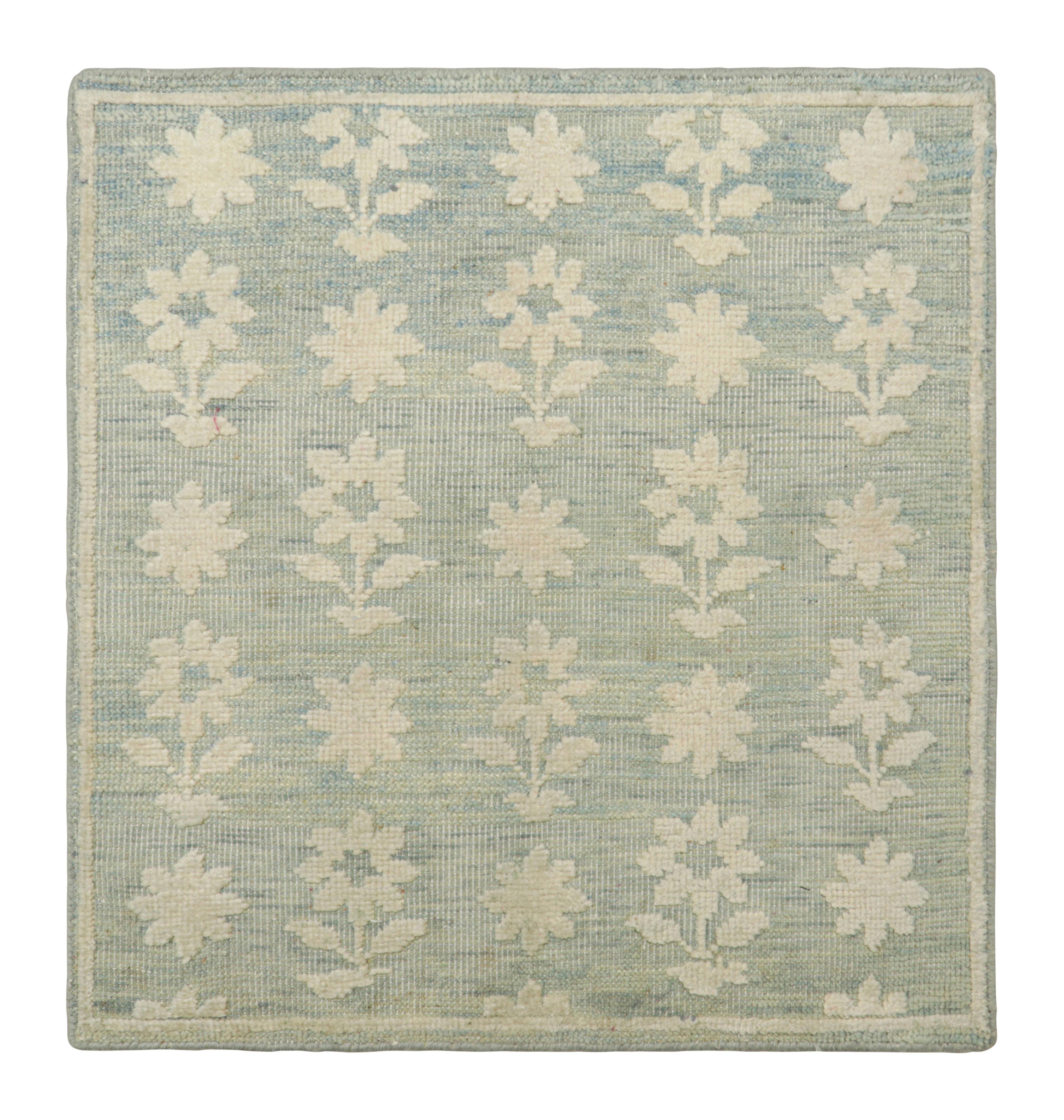 Rug & Kilim's Block Print Custom Rug Sample, Blau mit cremefarbenen Blumenmustern (Handgeknüpft) im Angebot