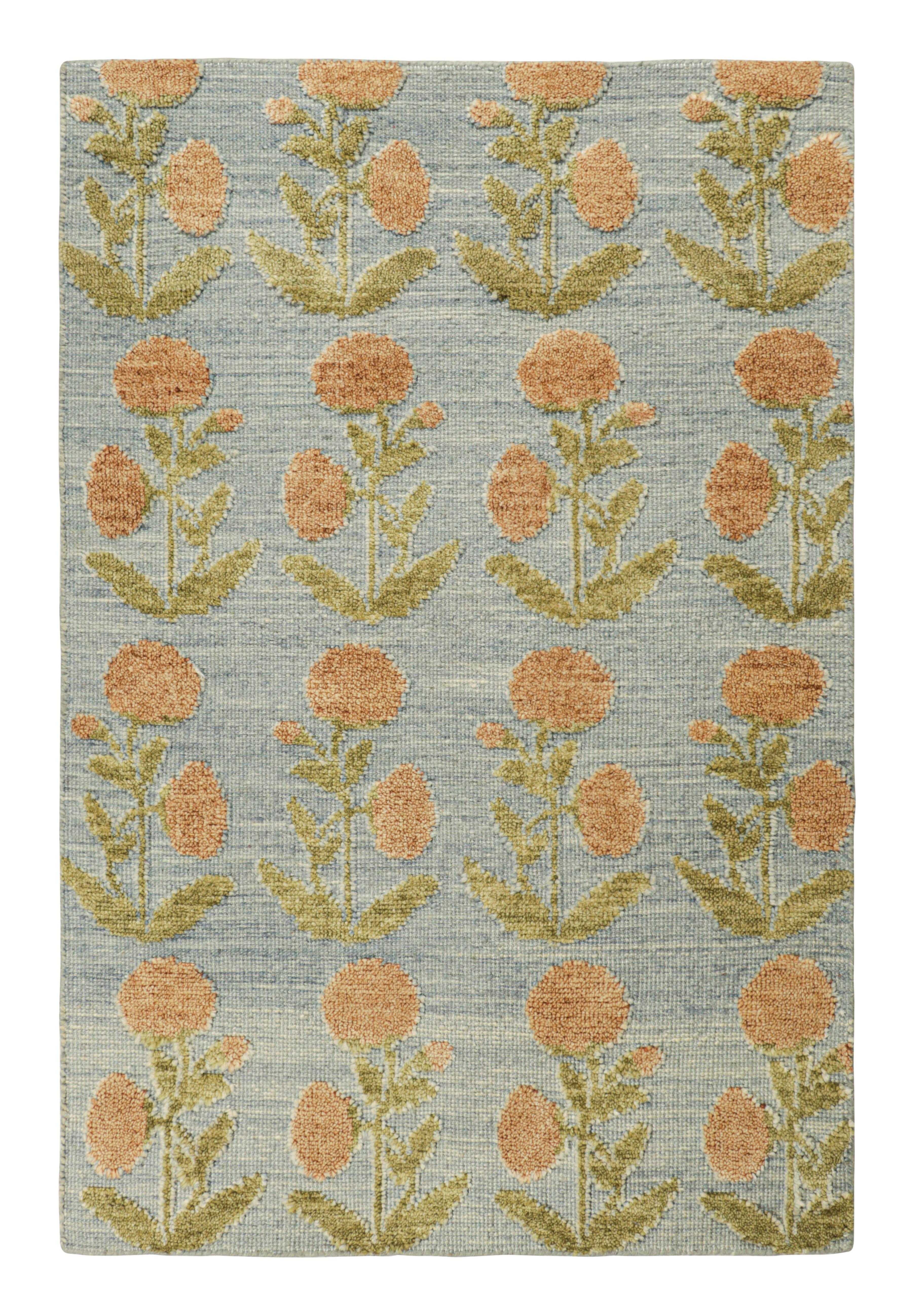 Muestra de alfombra personalizada Rug & Kilim's Block Print, azul con caprichosos motivos florales Anudado a mano en venta