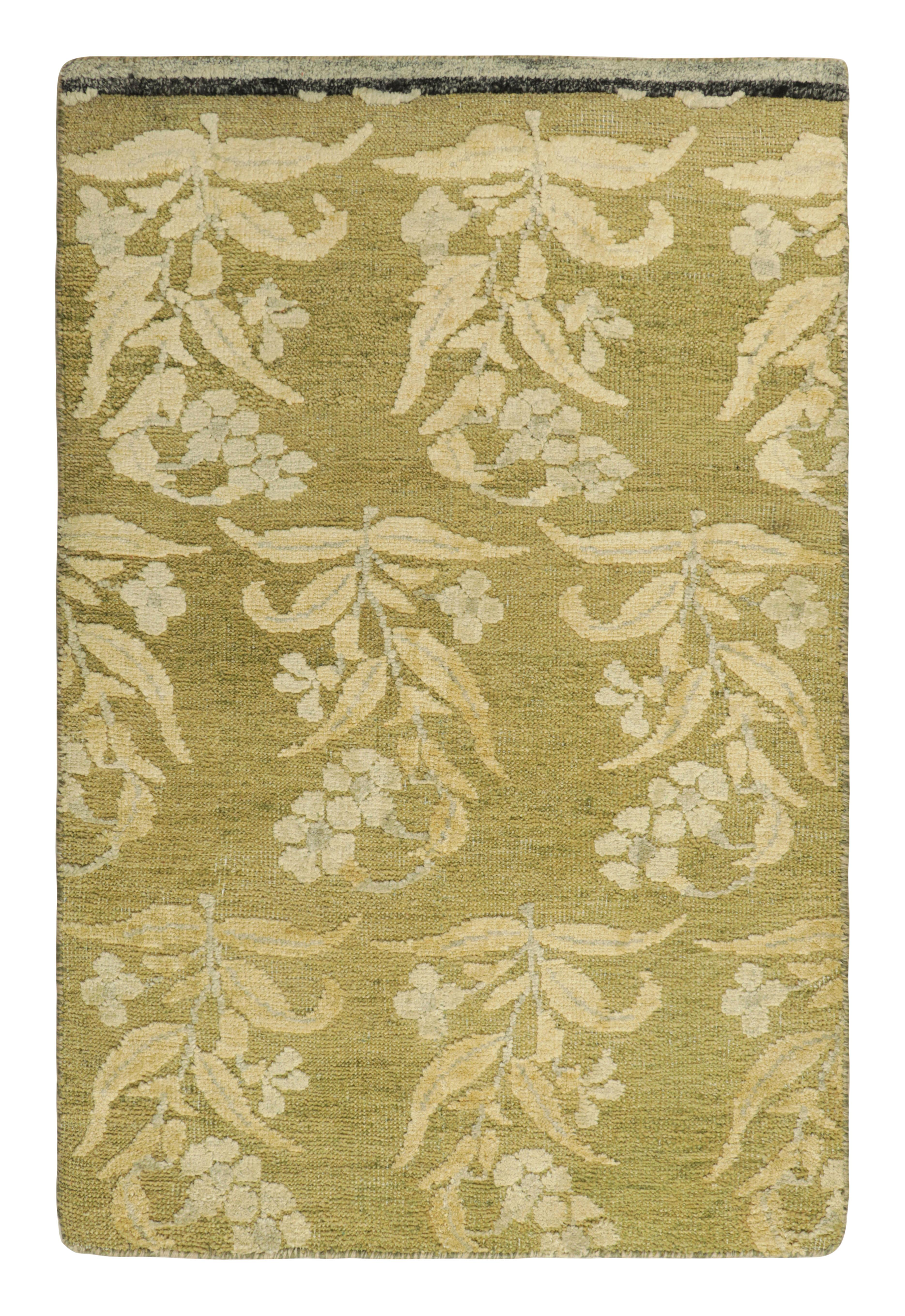 Noué à la main Rug & Kilim's Block Print Custom Rug Sample, Chartreuse avec motifs floraux en vente
