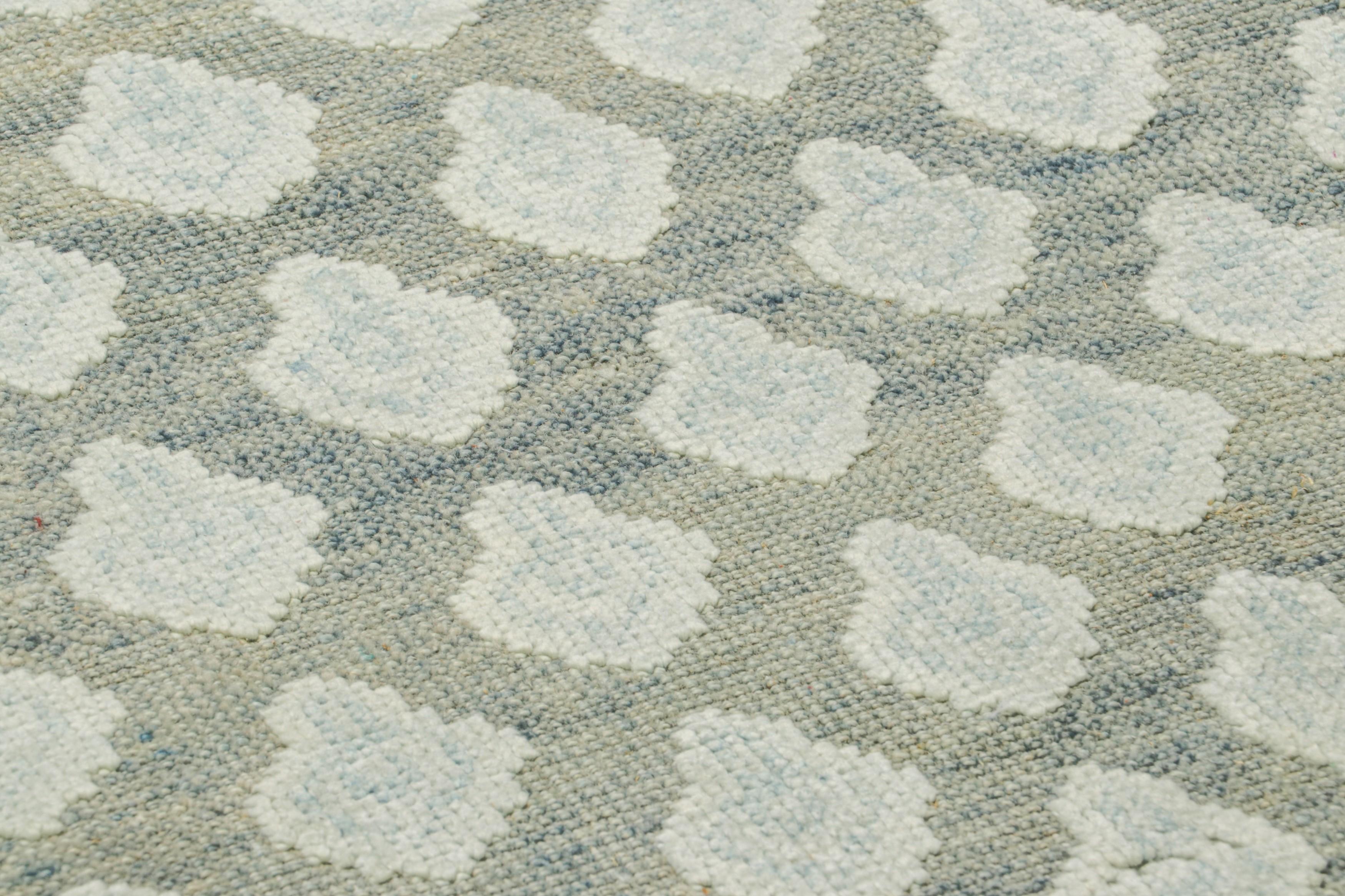 Fabriqué en laine et soie nouées à la main, ce tapis sur mesure 9x11 est un ajout audacieux à la ligne Block Print de la Collection Modern Classics de Rug & Kilim - une nouvelle approche sophistiquée et élégante d'un style historique.

Sur le Design