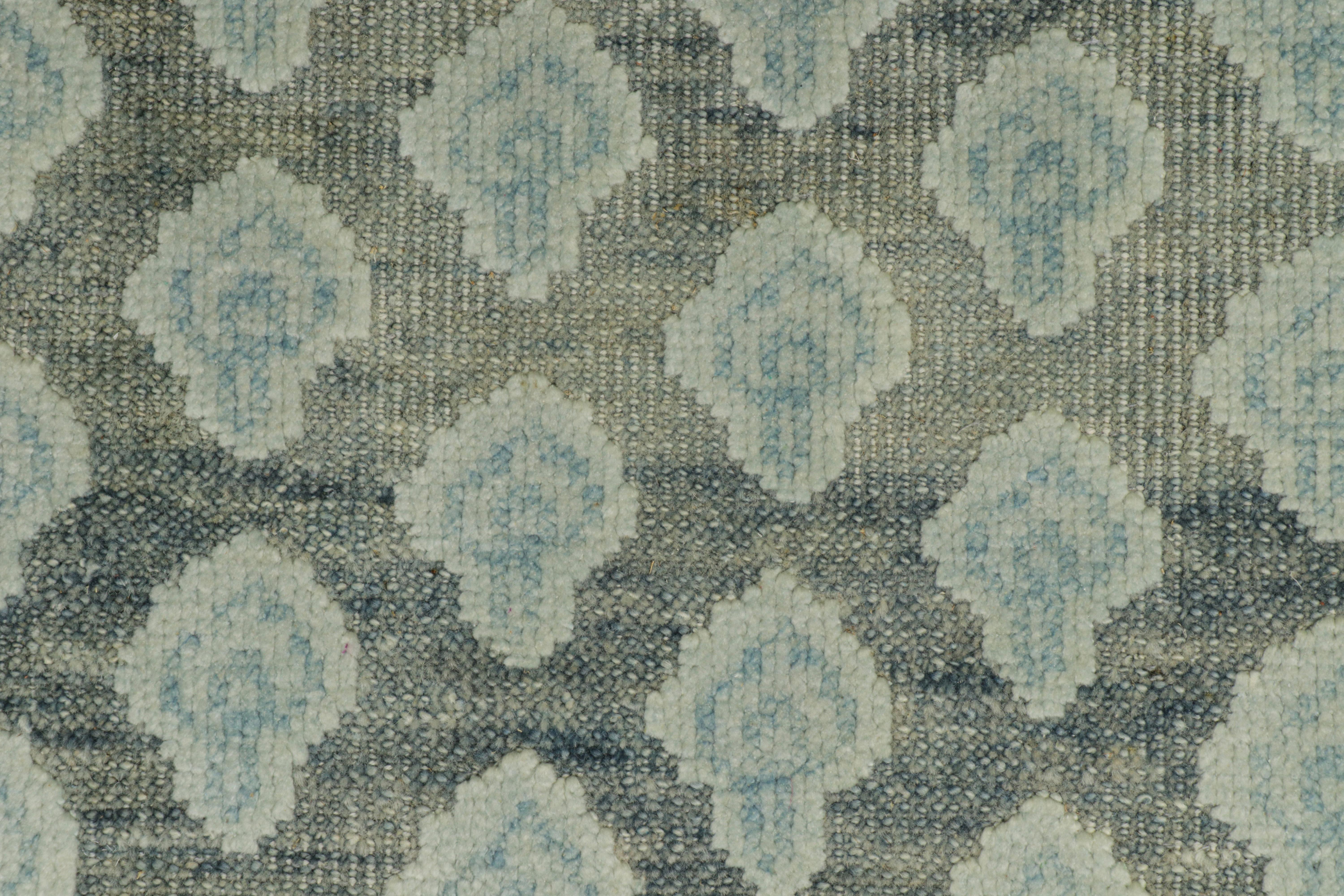 Rug & Kilim's Block Print Custom Rug Sample, Grau mit ICe Blue Floral Patterns (Indisch) im Angebot