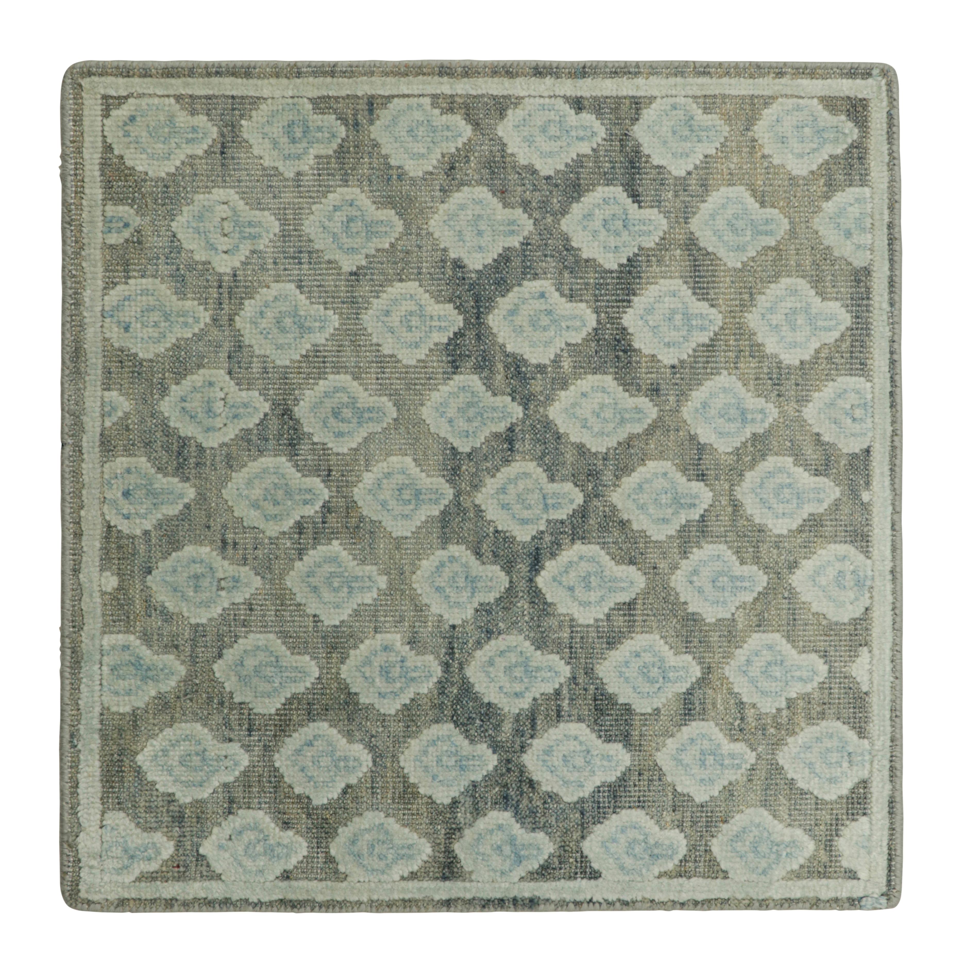 Rug & Kilim's Block Print Custom Rug Sample, Grau mit ICe Blue Floral Patterns (Handgeknüpft) im Angebot