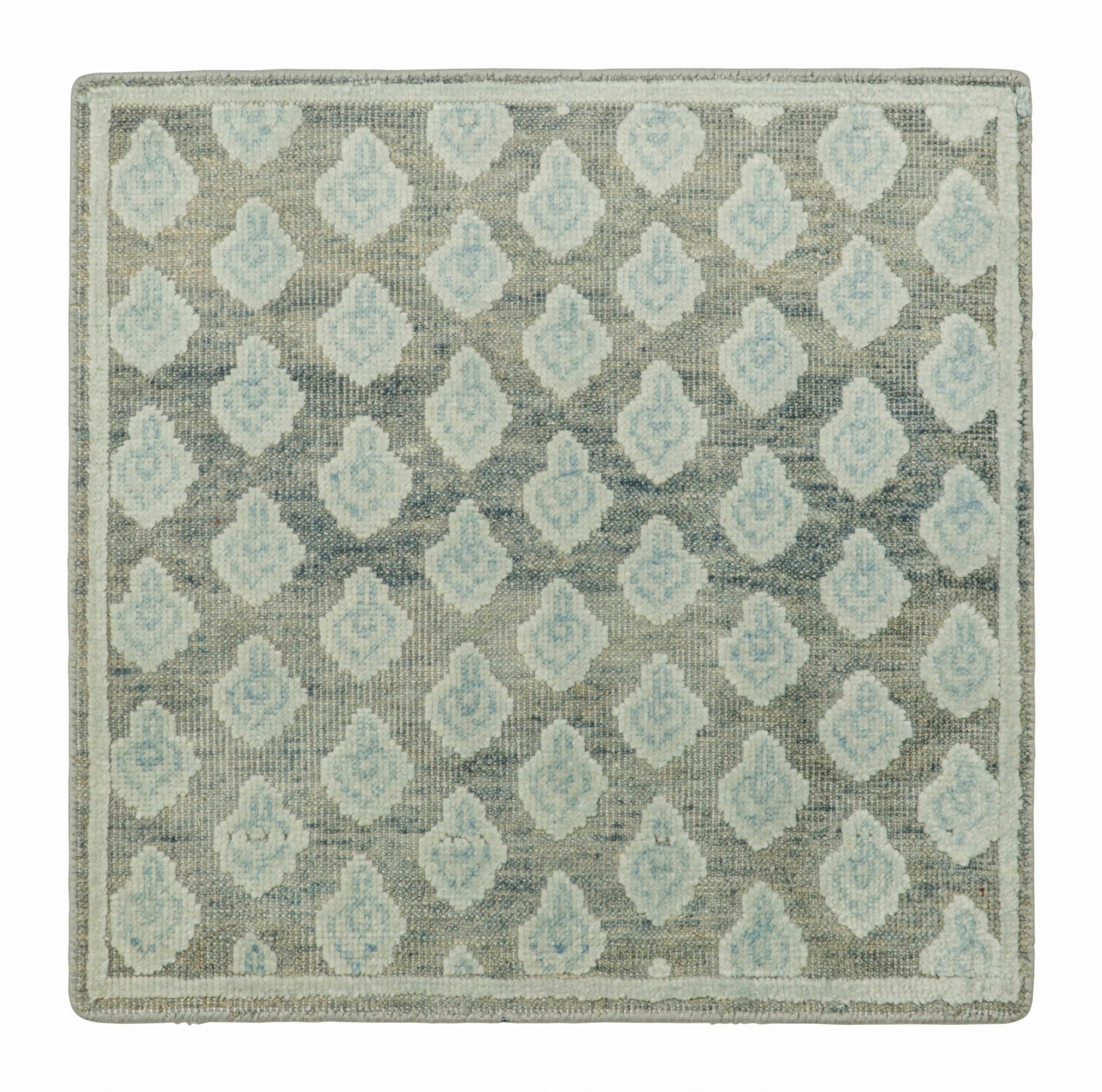 Noué à la main Rug & Kilim's Block Print Custom Rug Sample, Gray with ICe Blue Floral Patterns (échantillon de tapis personnalisé, gris avec motifs floraux bleus) en vente