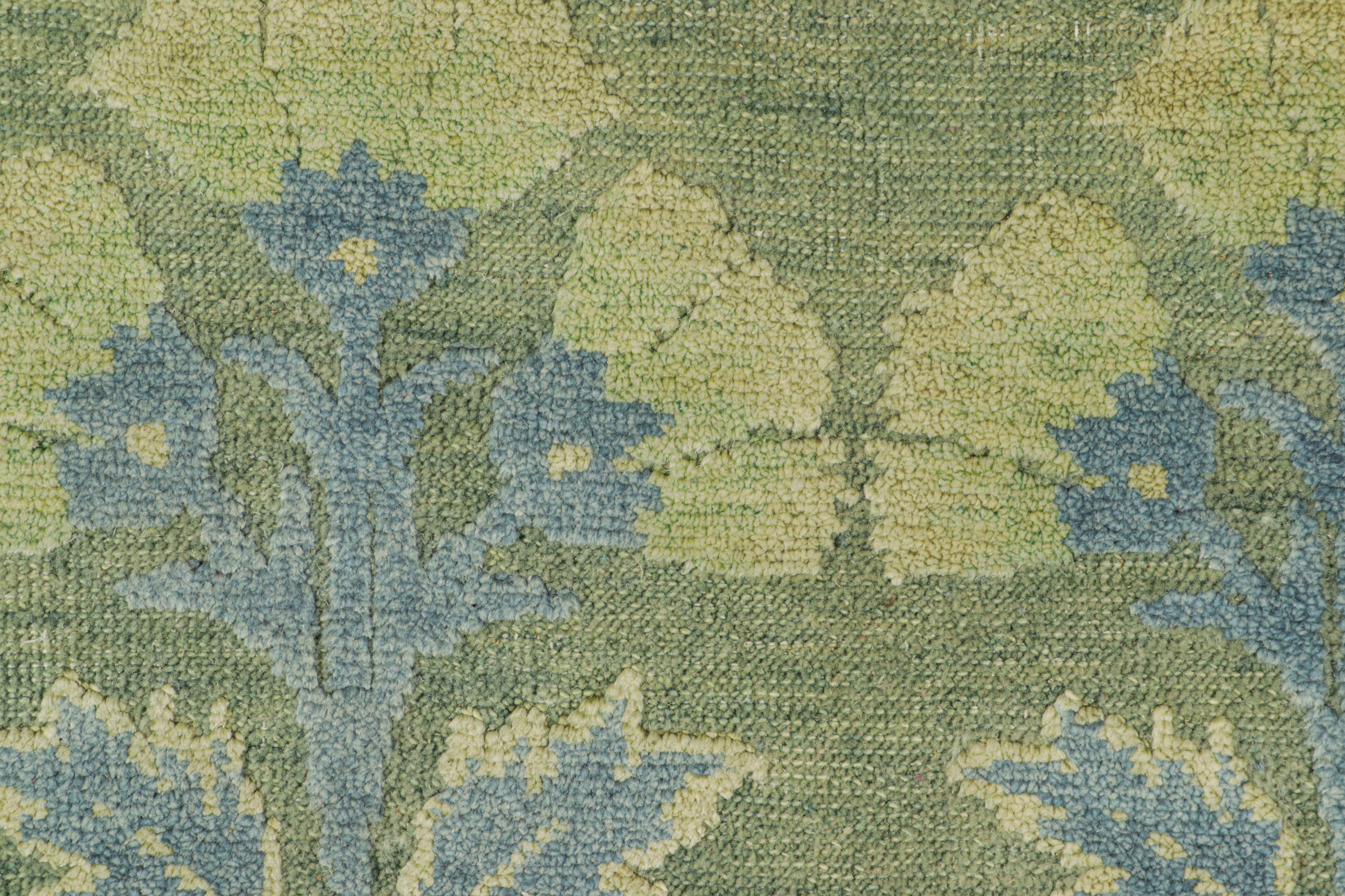 Rug & Kilim's Block Print Custom Rug Sample, Grün mit blauen Blumenmustern (Handgeknüpft) im Angebot