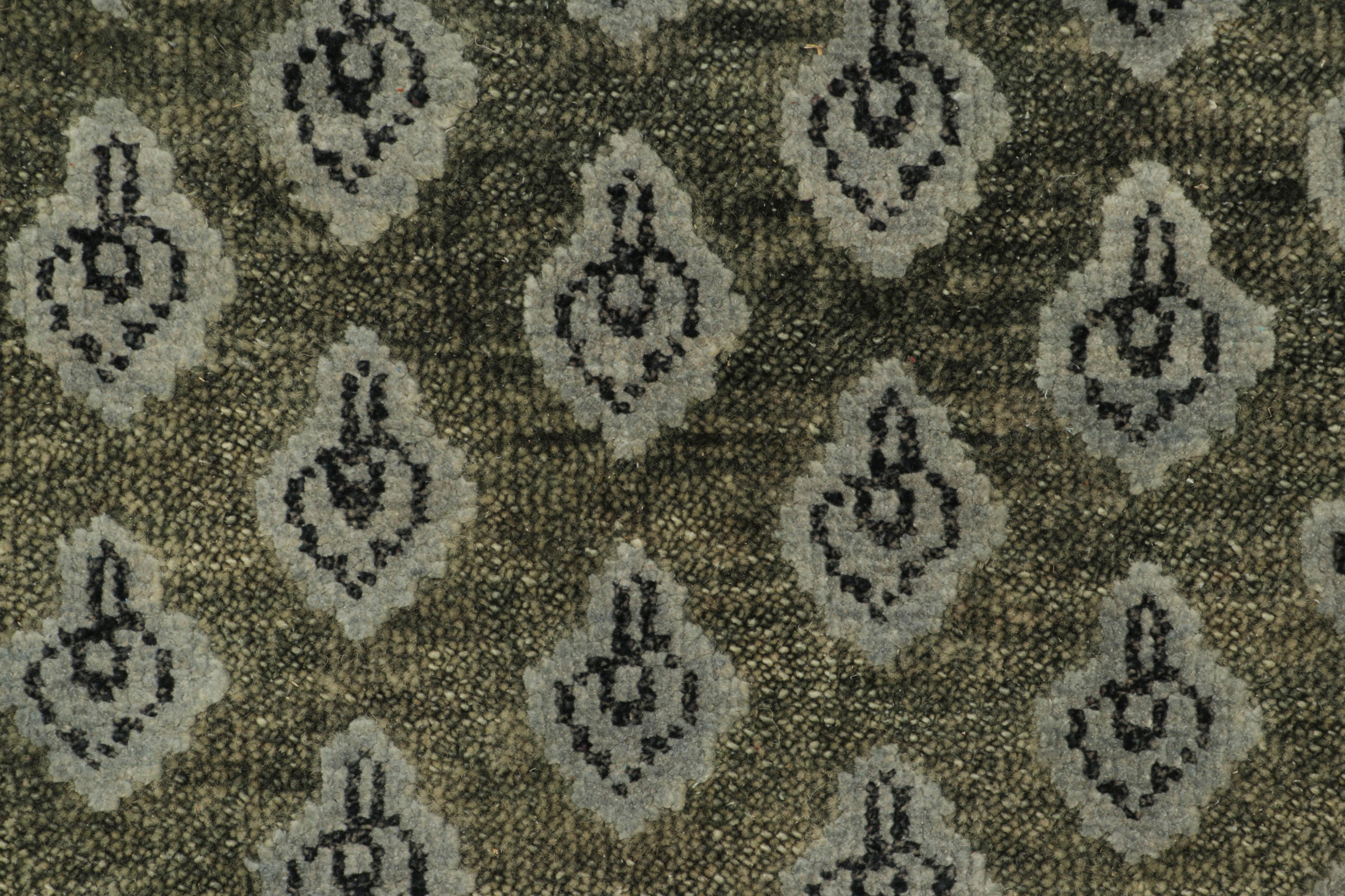 Rug & Kilim's Block Print Custom Rug Sample, Grün mit grauen Blumenmustern (Indisch) im Angebot