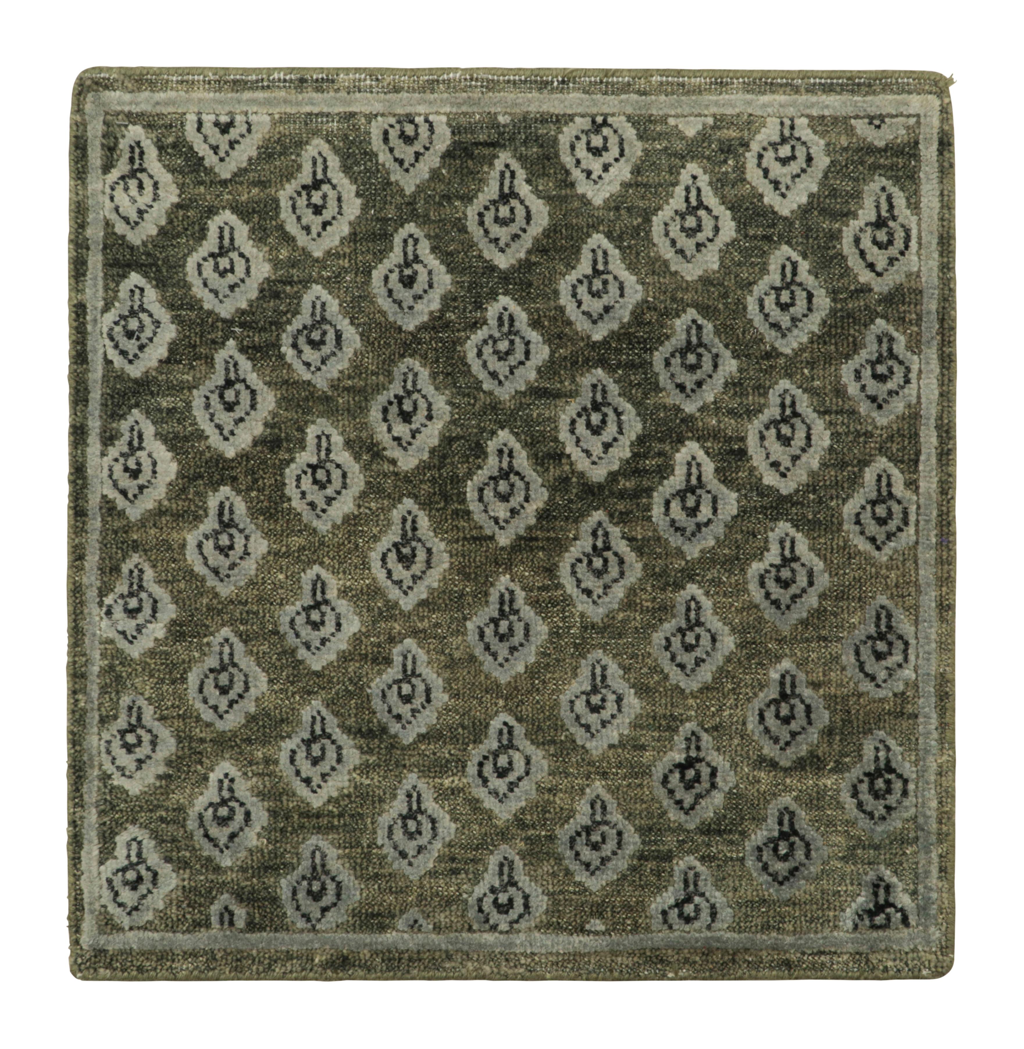 Rug & Kilim's Block Print Custom Rug Sample, Grün mit grauen Blumenmustern (Handgeknüpft) im Angebot