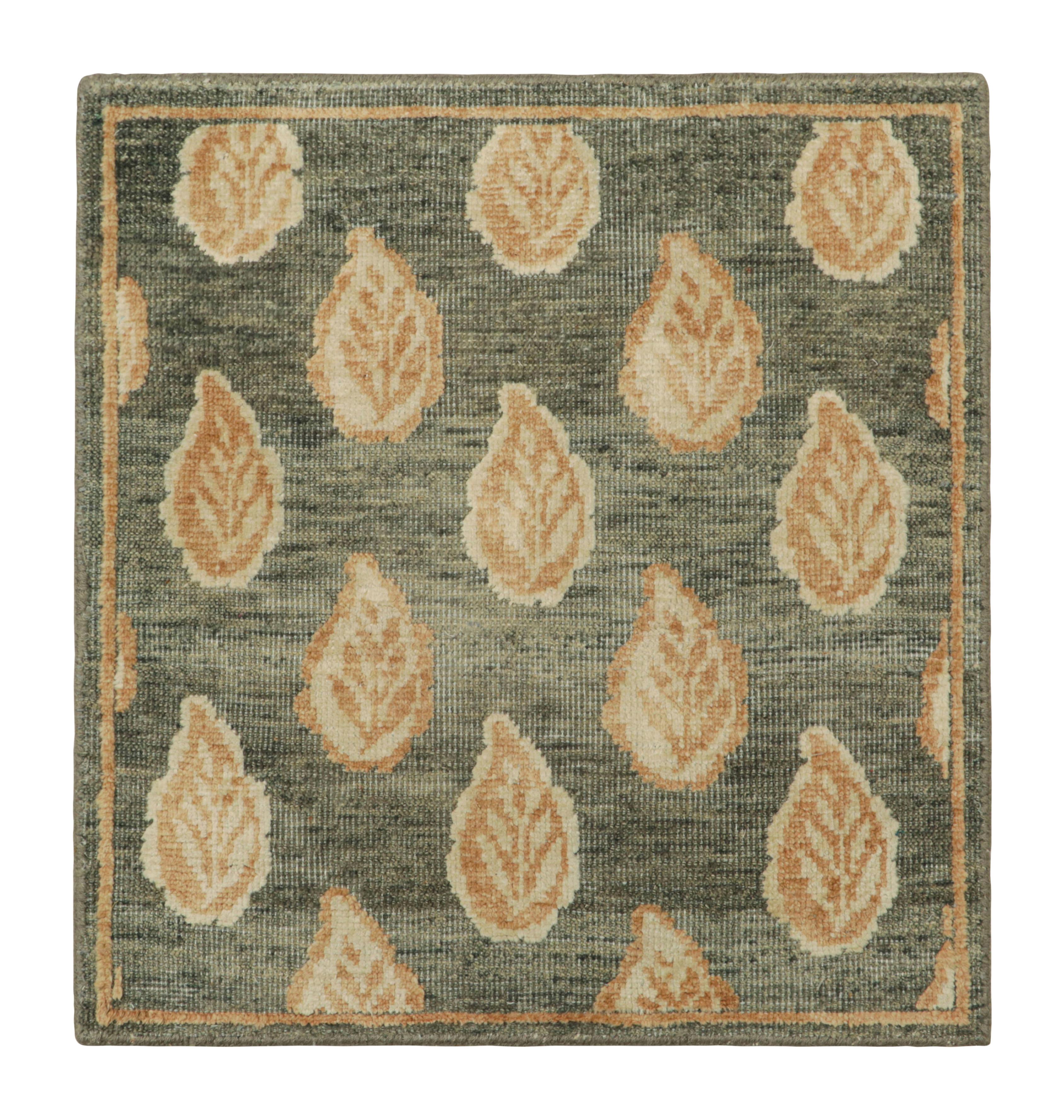 Rug & Kilim's Block Print Custom Rug Sample, Schiefergrau mit Blumenmustern (Handgeknüpft) im Angebot