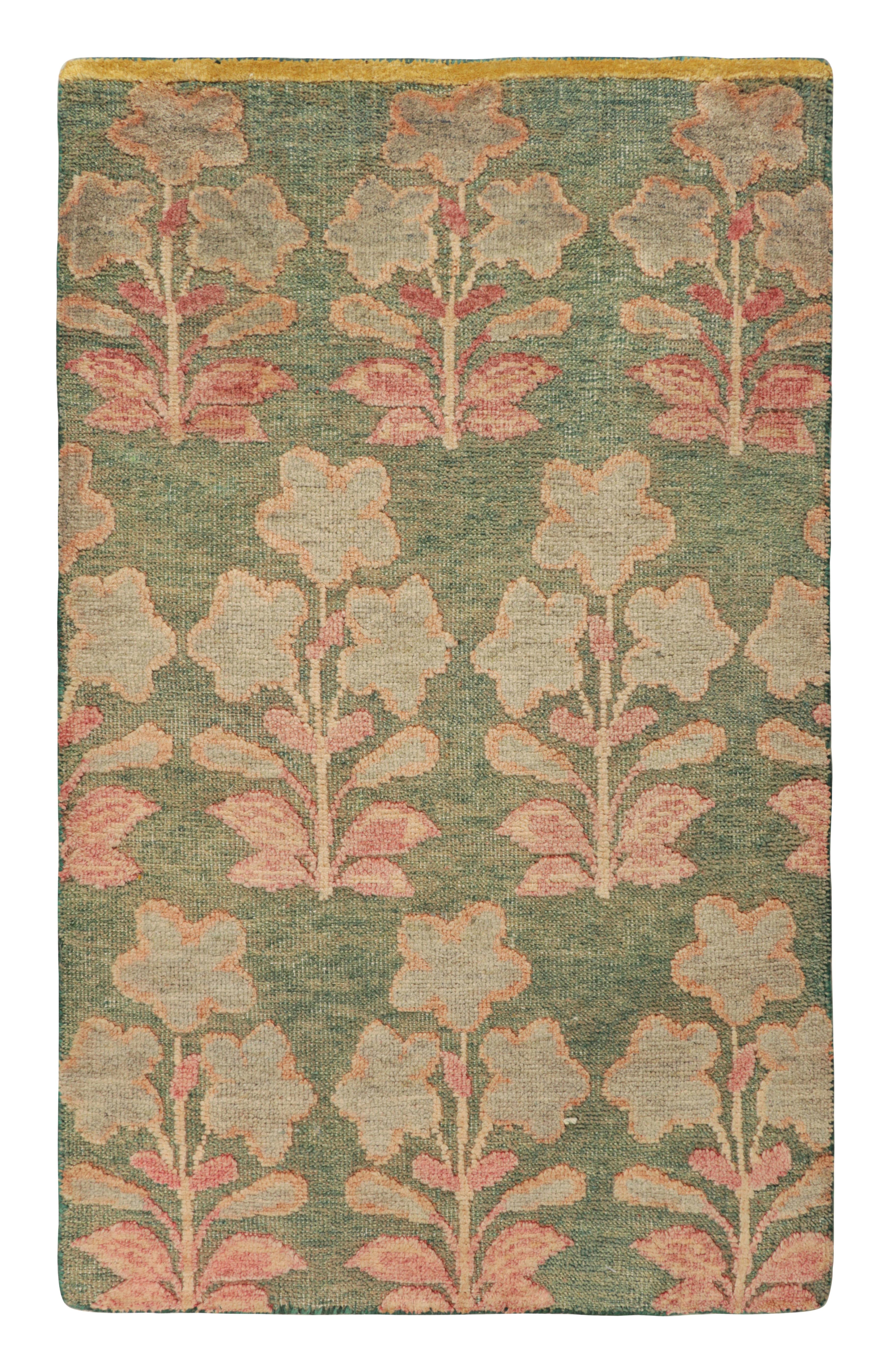 Rug & Kilim's Block Print Custom Rug Sample, Teal Green mit rosa Blumenmustern (Handgeknüpft) im Angebot