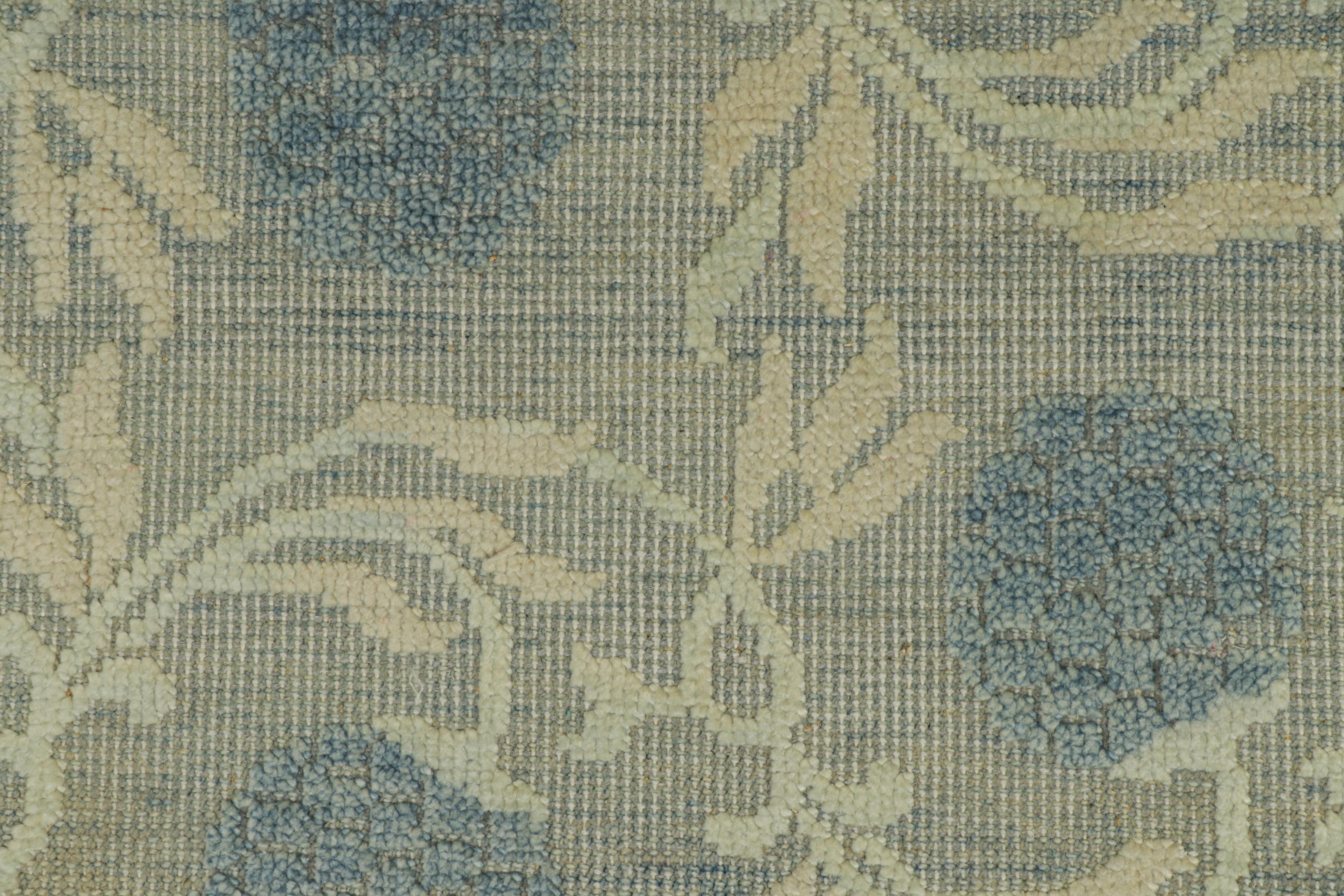 Rug & Kilim's Block Print Custom Rug Sample mit eisblauen Blumenmustern (Indisch) im Angebot