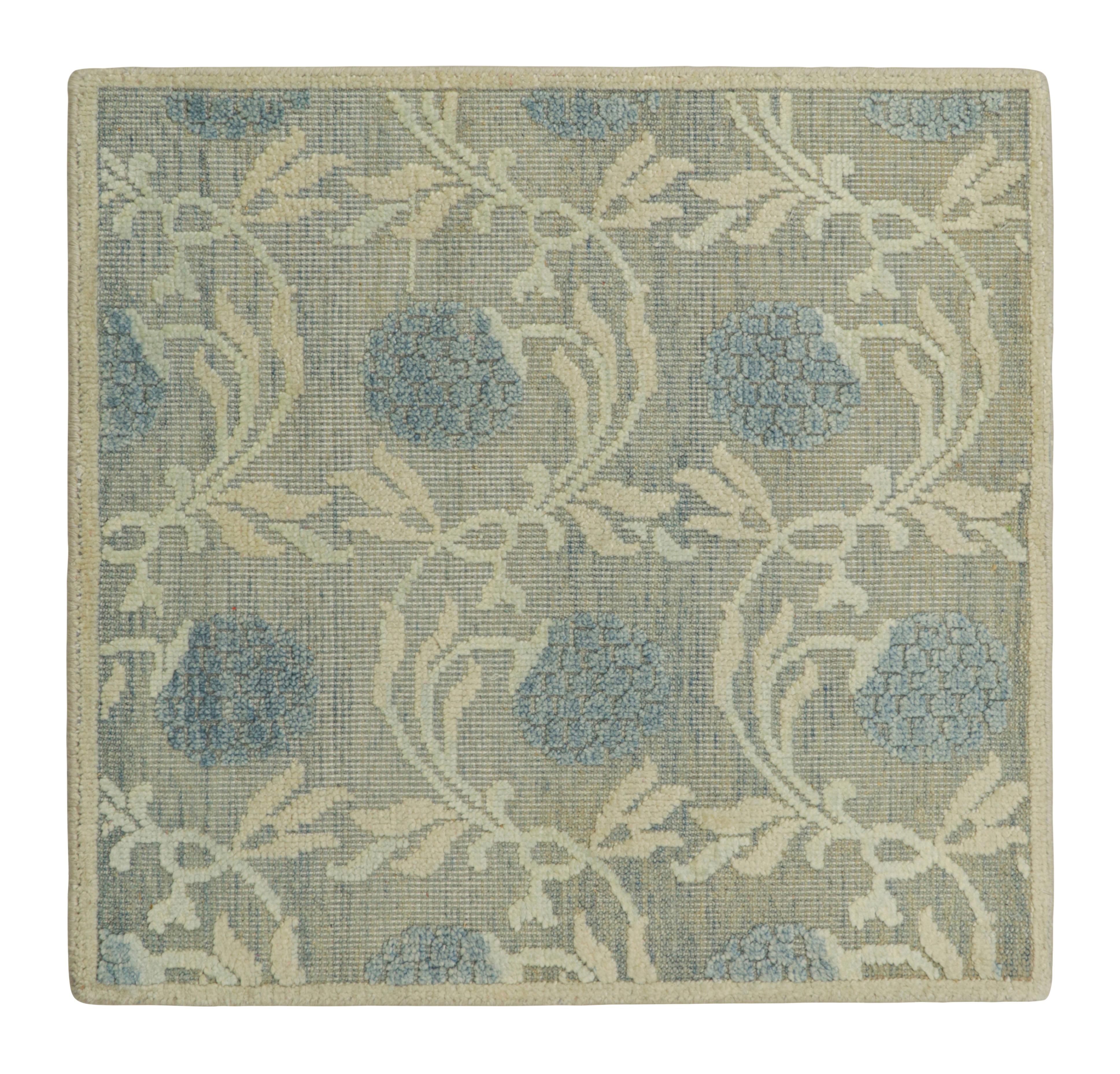 Rug & Kilim's Block Print Custom Rug Sample mit eisblauen Blumenmustern (Handgeknüpft) im Angebot
