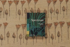 Alfombra floral con estampado de bloques en beige, marrón y naranja de Rug & Kilim