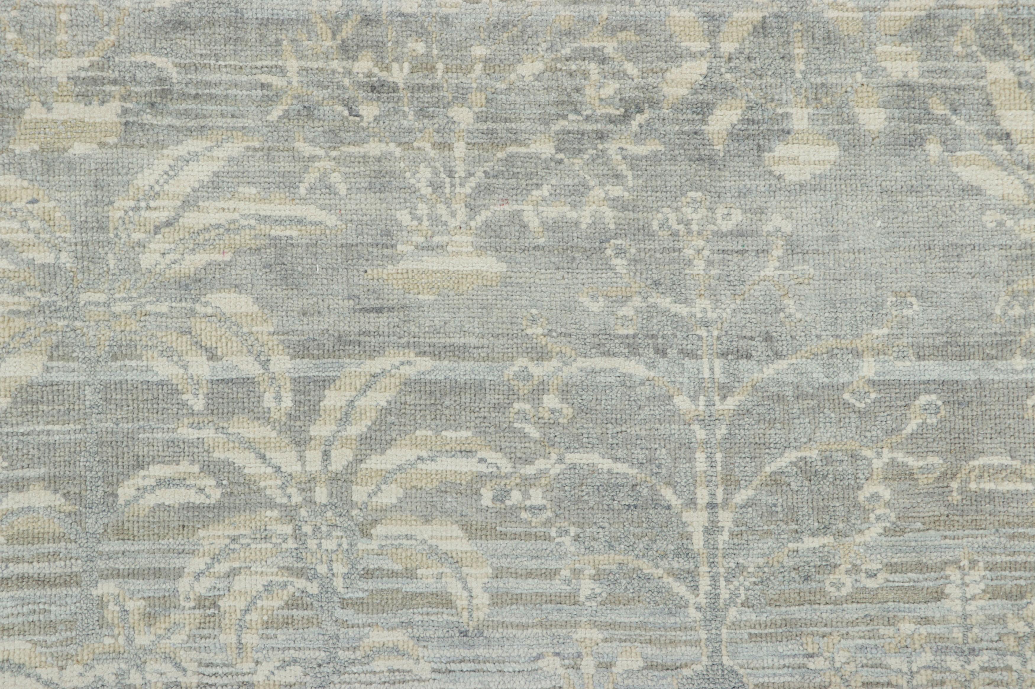 Moderne Rug & Kilim's Block Print Rug, Blue and Gray with Cream White Floral Patterns (tapis imprimé en bloc, bleu et gris avec des motifs floraux crème et blancs) en vente