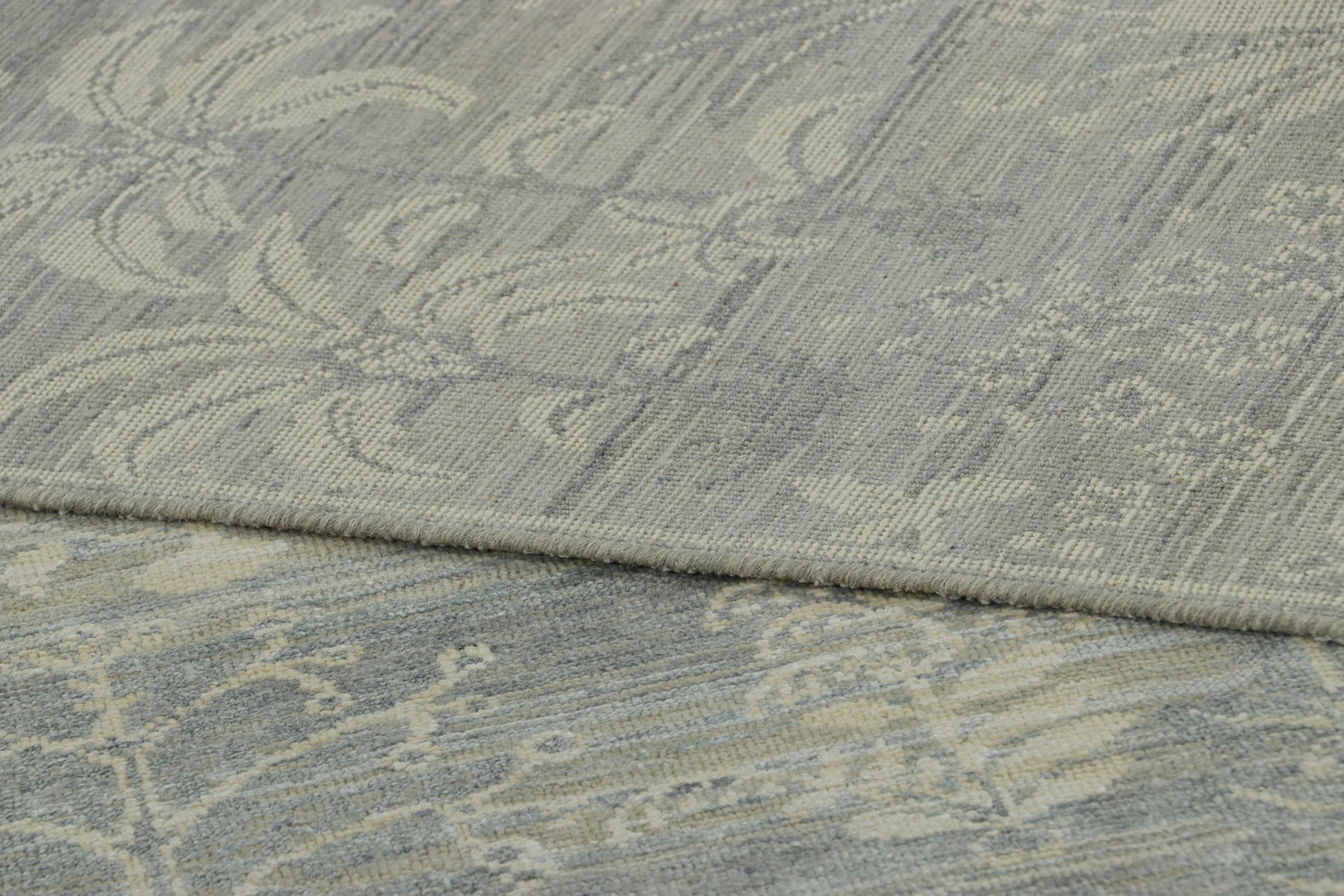 XXIe siècle et contemporain Rug & Kilim's Block Print Rug, Blue and Gray with Cream White Floral Patterns (tapis imprimé en bloc, bleu et gris avec des motifs floraux crème et blancs) en vente