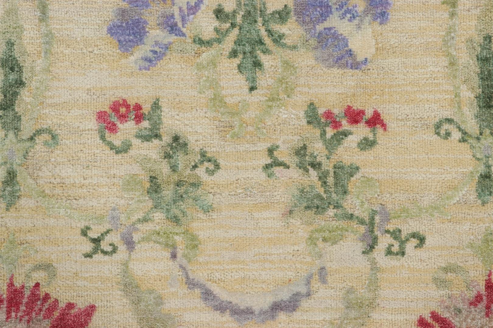 Dieser moderne Teppich im Format 4x5, handgeknüpft aus Wolle und Seide, ist eine kühne Ergänzung der Block Print Collection'S von Rug & Kilim - einer innovativen Linie, die den handwerklichen Charme des Blockdrucks in zeitgenössischer handgeknüpfter