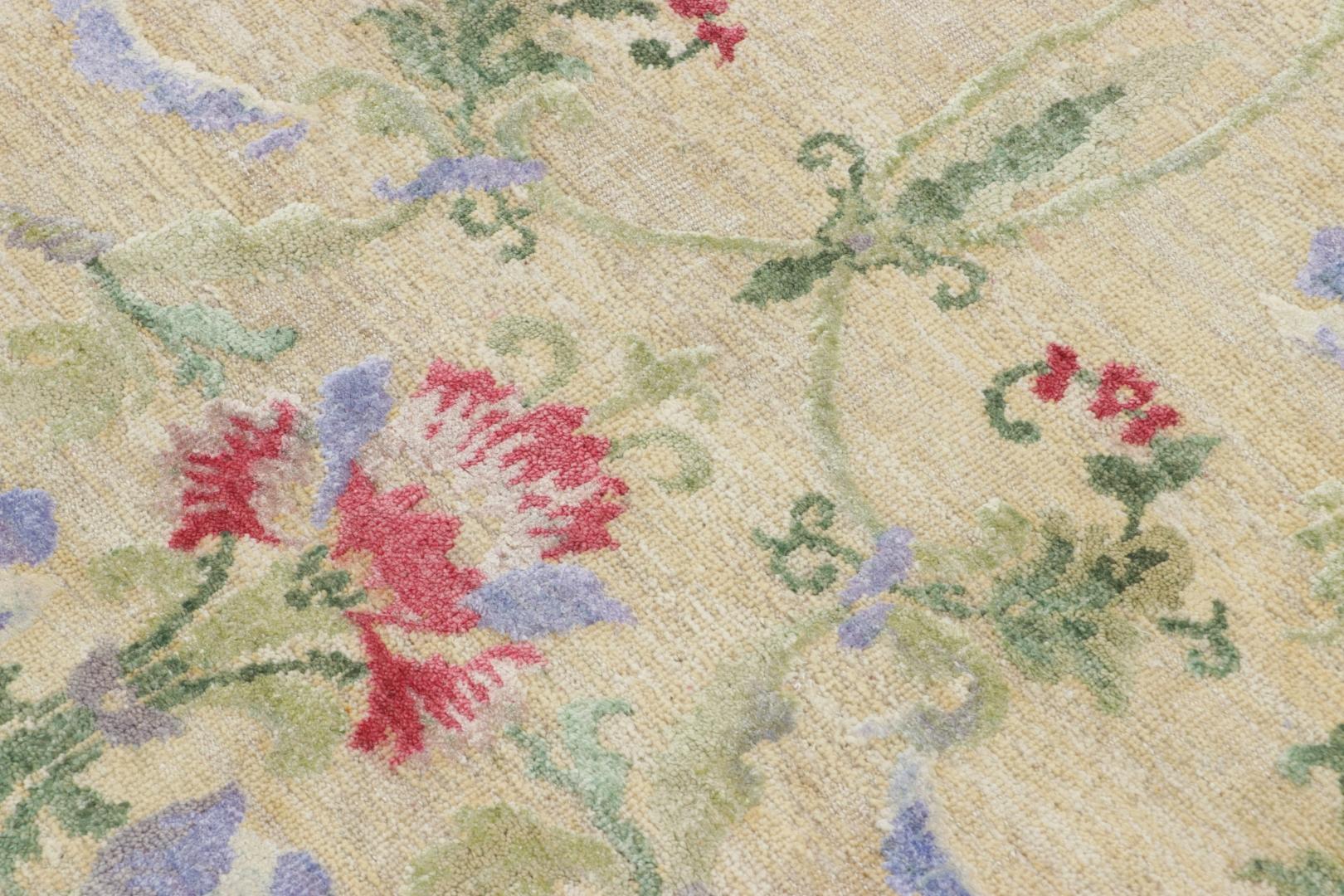 Rug & Kilim's Blockprint-Teppich, cremeweißes Feld und mehrfarbige Blumenmotive (Moderne) im Angebot