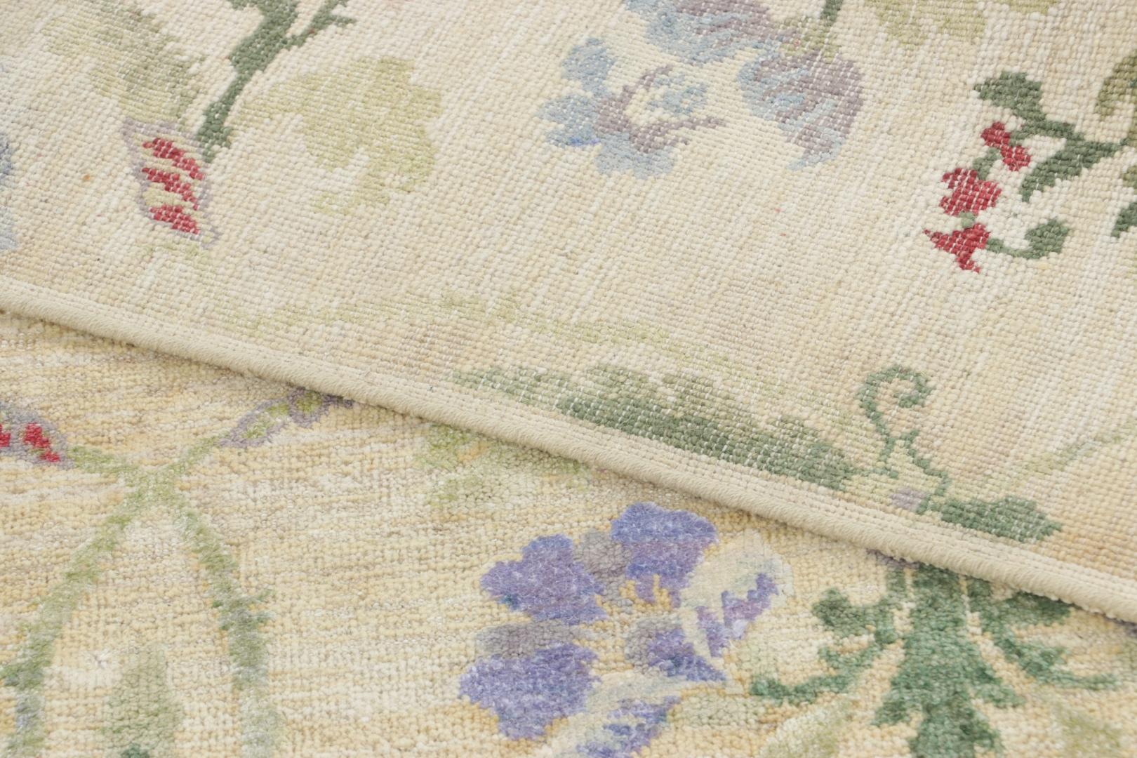 Rug & Kilim's Blockprint-Teppich, cremeweißes Feld und mehrfarbige Blumenmotive (Indisch) im Angebot