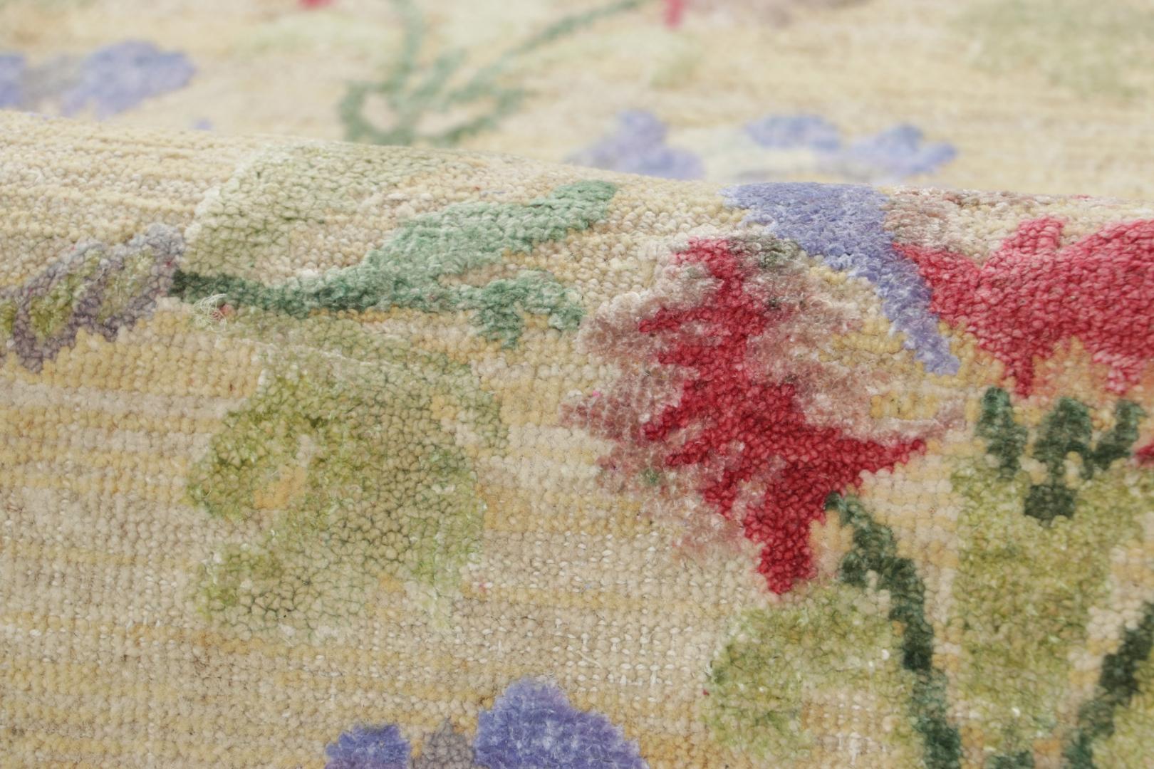 Rug & Kilim's Blockprint-Teppich, cremeweißes Feld und mehrfarbige Blumenmotive (Handgeknüpft) im Angebot