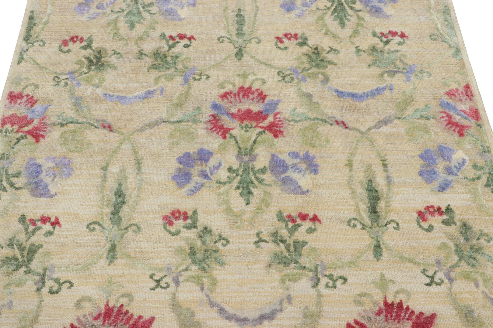 Rug & Kilim's Blockprint-Teppich, cremeweißes Feld und mehrfarbige Blumenmotive im Zustand „Neu“ im Angebot in Long Island City, NY