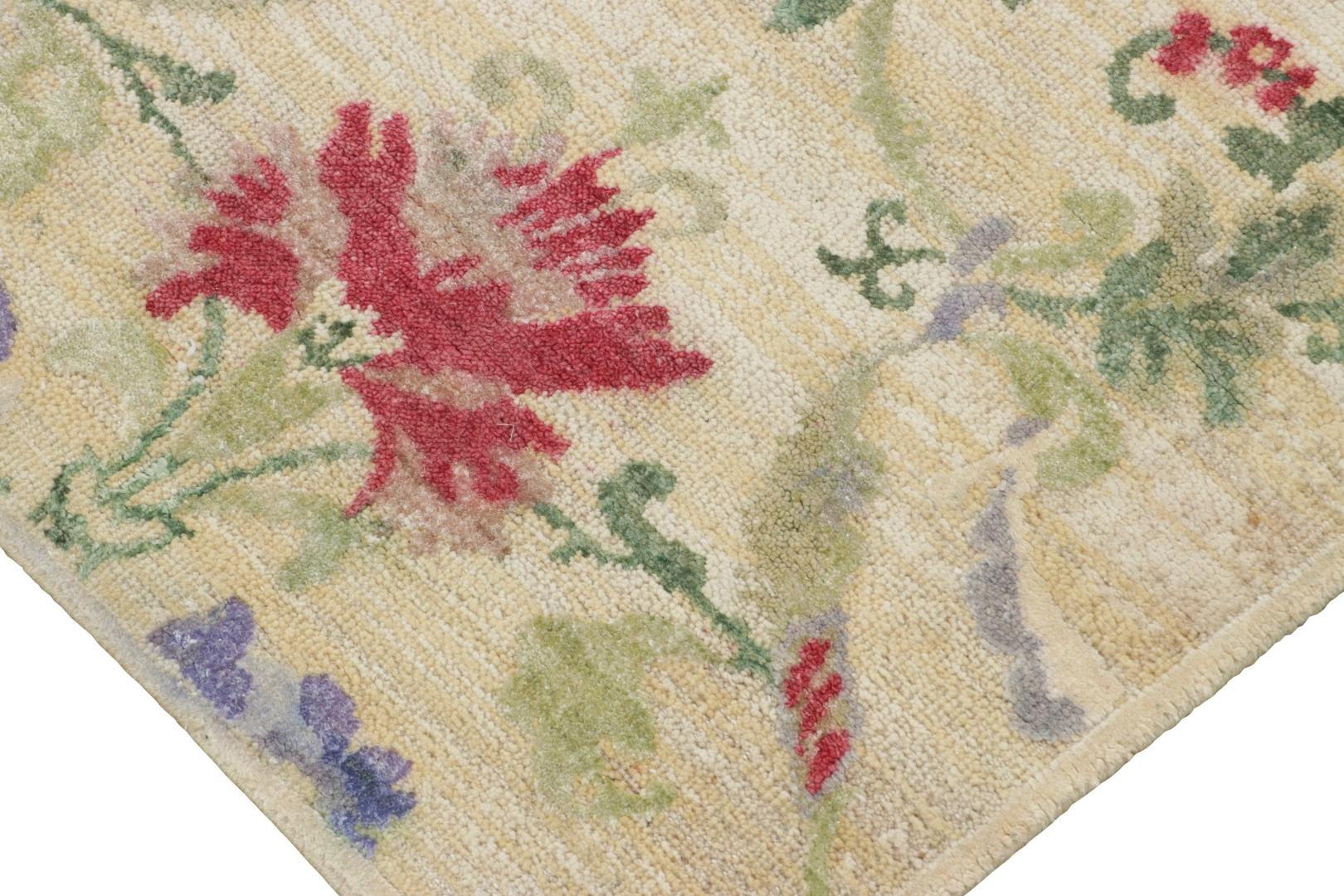 Rug & Kilim's Blockprint-Teppich, cremeweißes Feld und mehrfarbige Blumenmotive (21. Jahrhundert und zeitgenössisch) im Angebot
