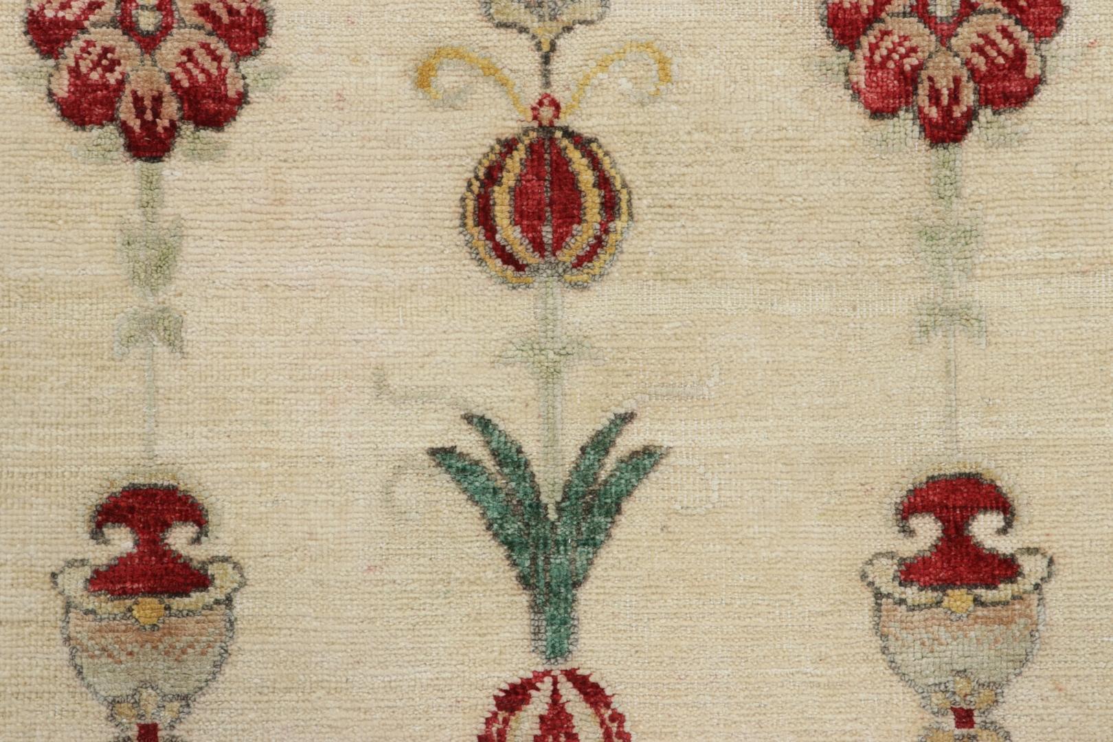 Noué à la main en laine et en soie, ce tapis moderne de 4x5 est un ajout audacieux à la Collection Block Print de Rug & Kilim - une ligne innovante célébrant le charme artisanal de l'impression à la planche, réimaginé sous une forme contemporaine