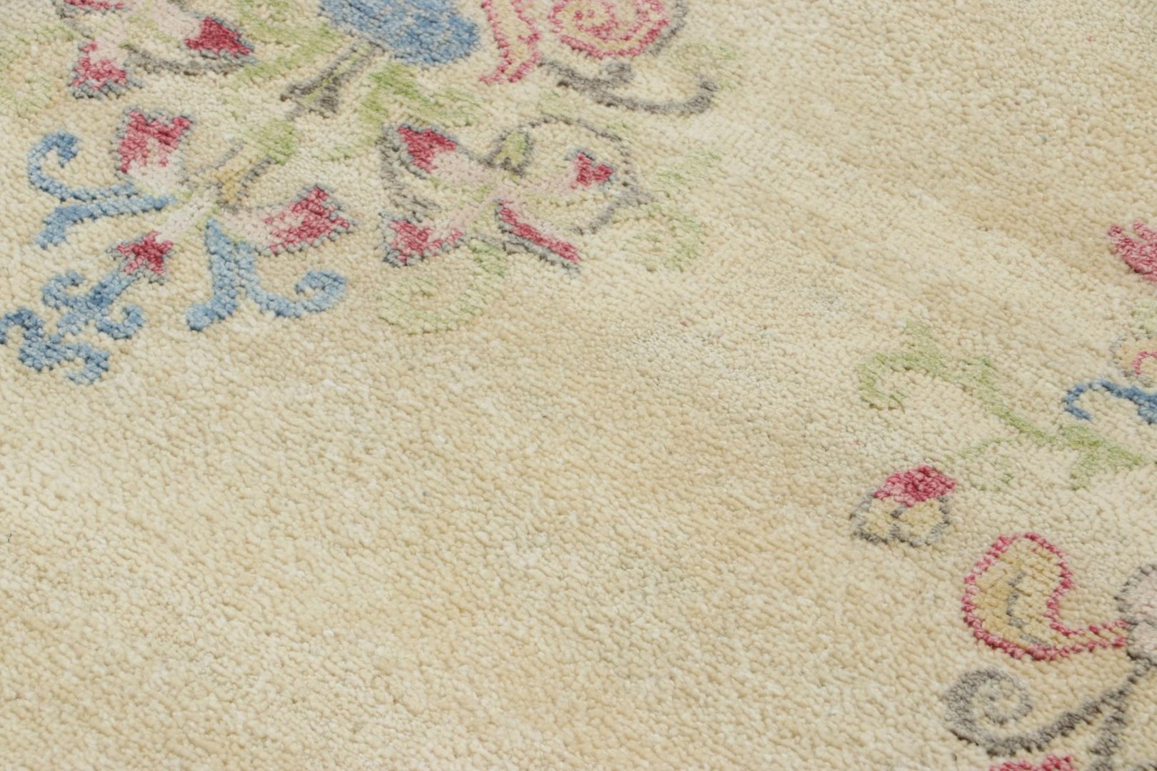 Rug & Kilim's Blockprint-Teppich, Cremeweiß mit skurrilen mehrfarbigen Blumen (Indisch) im Angebot