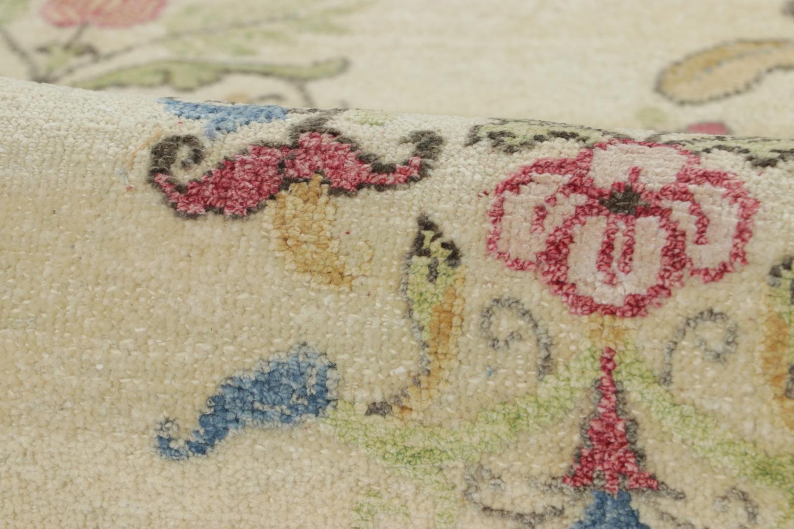 Rug & Kilim's Blockprint-Teppich, Cremeweiß mit skurrilen mehrfarbigen Blumen (Handgeknüpft) im Angebot