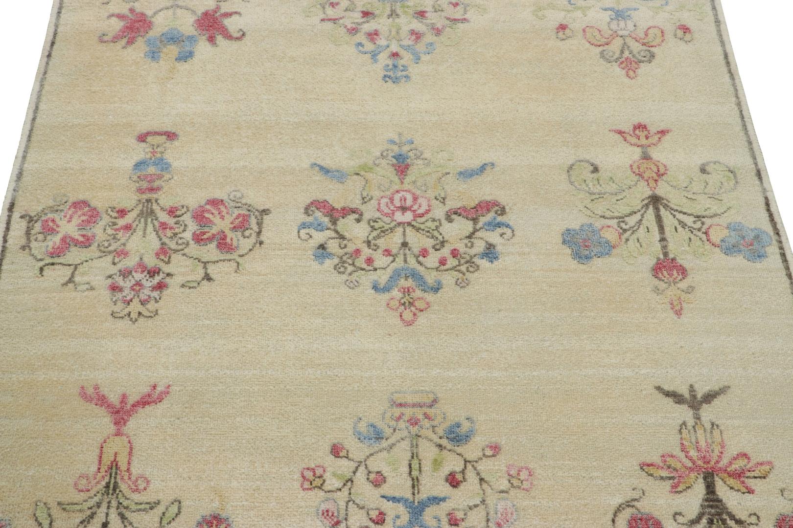 Rug & Kilim's Blockprint-Teppich, Cremeweiß mit skurrilen mehrfarbigen Blumen im Zustand „Neu“ im Angebot in Long Island City, NY