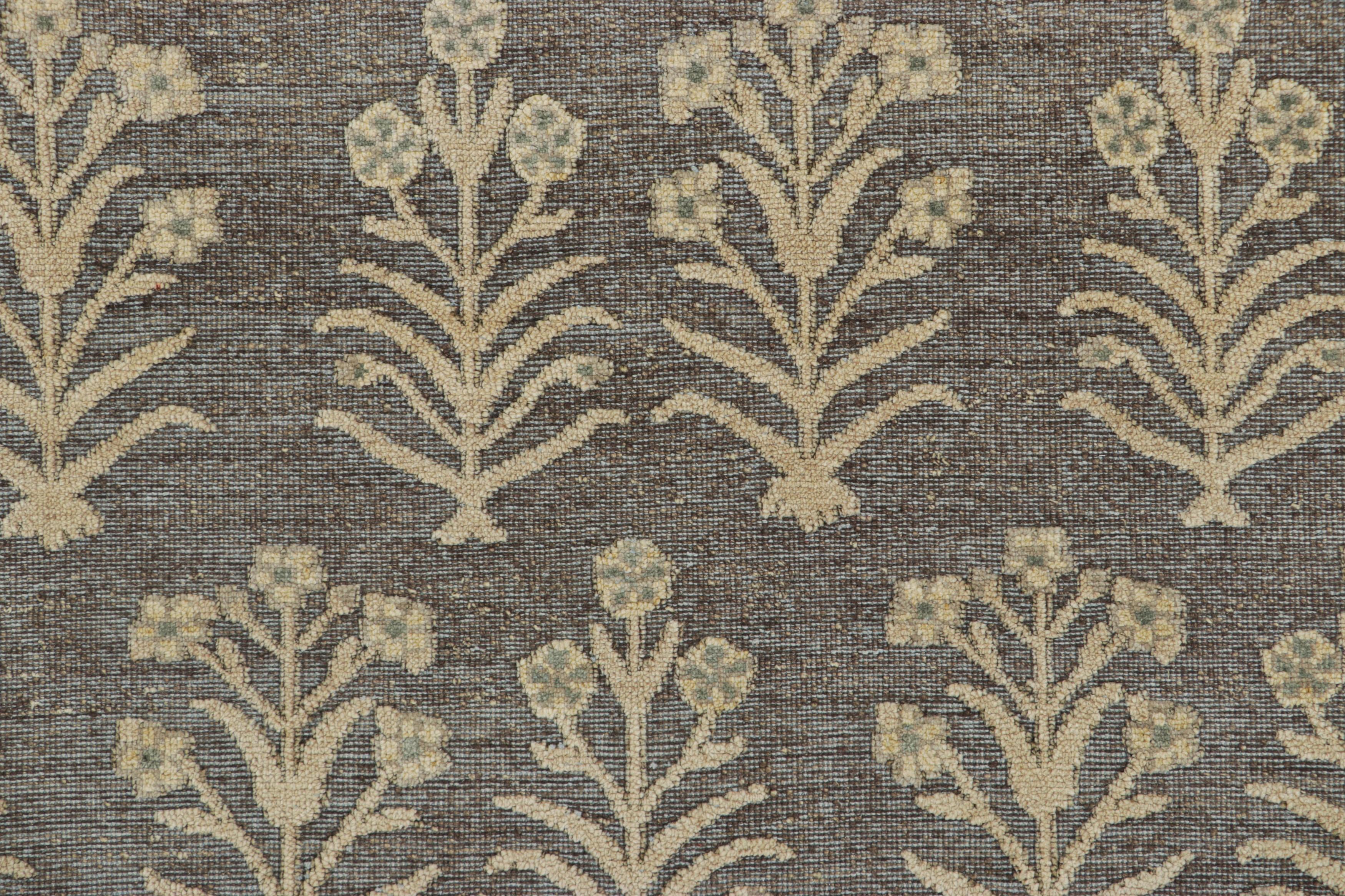 Alfombra de diseño Rug & Kilim con estampado de bloques en marrón y motivos florales en beige Moderno en venta